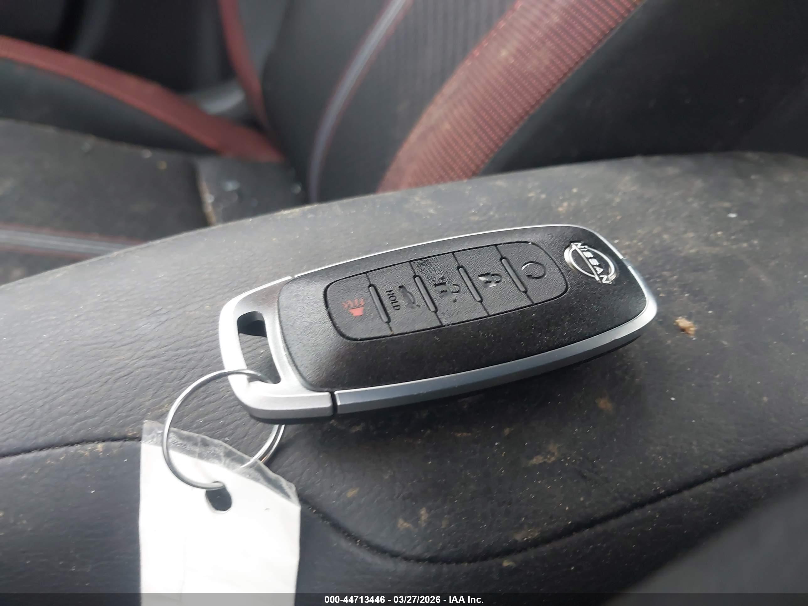 NISSAN VERSA image 11