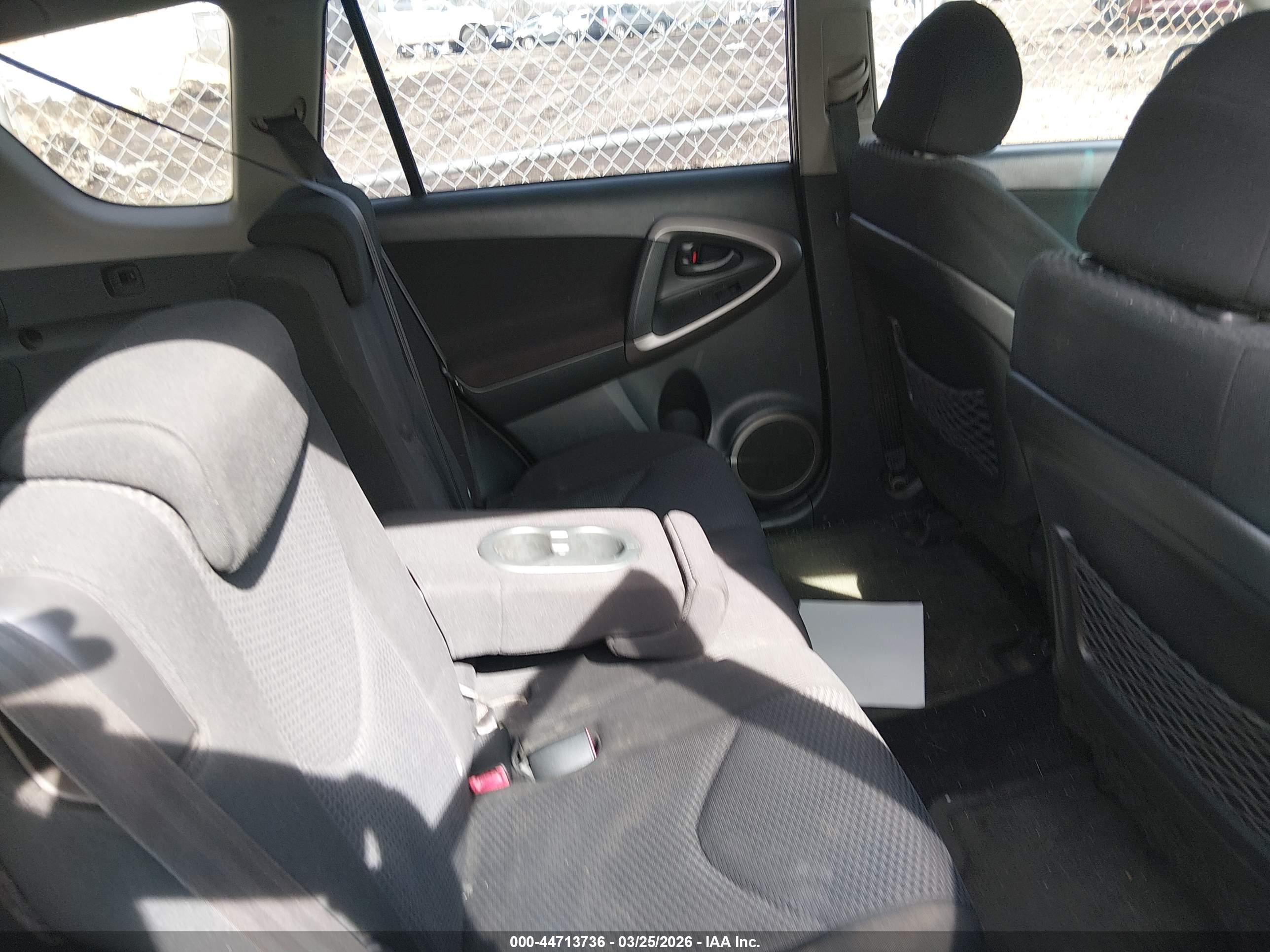 TOYOTA RAV4 image 8