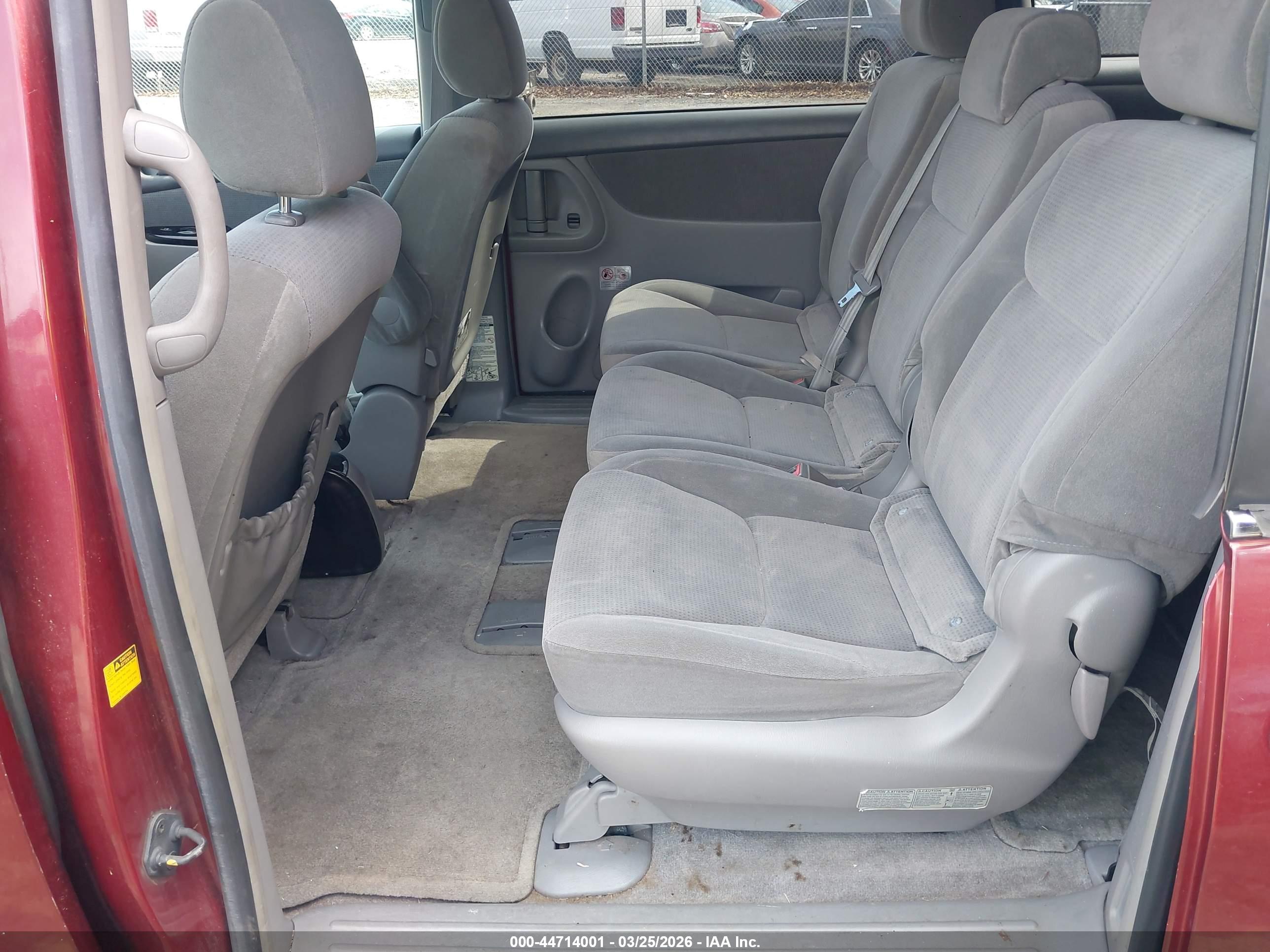 TOYOTA SIENNA image 8