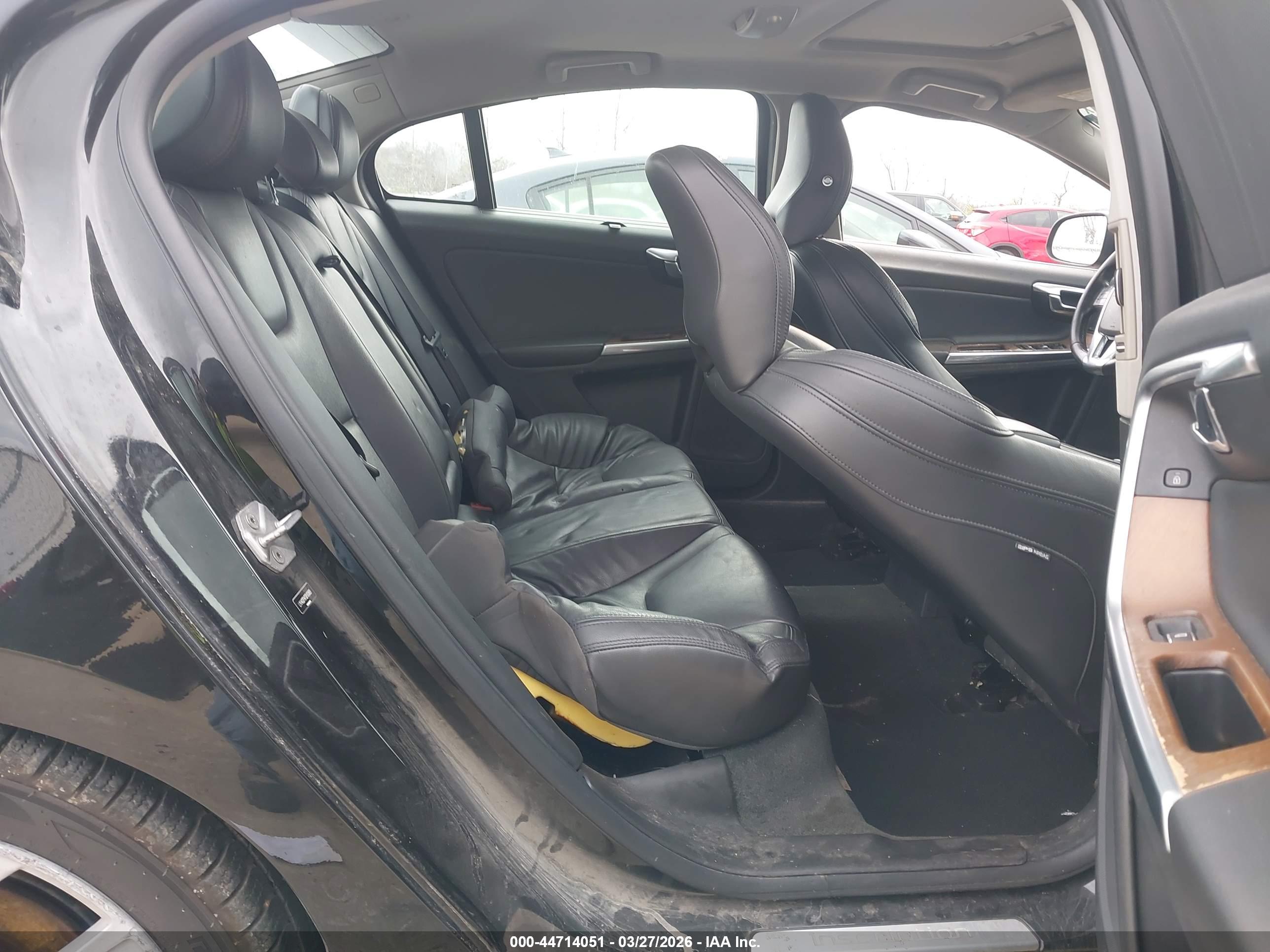 VOLVO S60 image 8