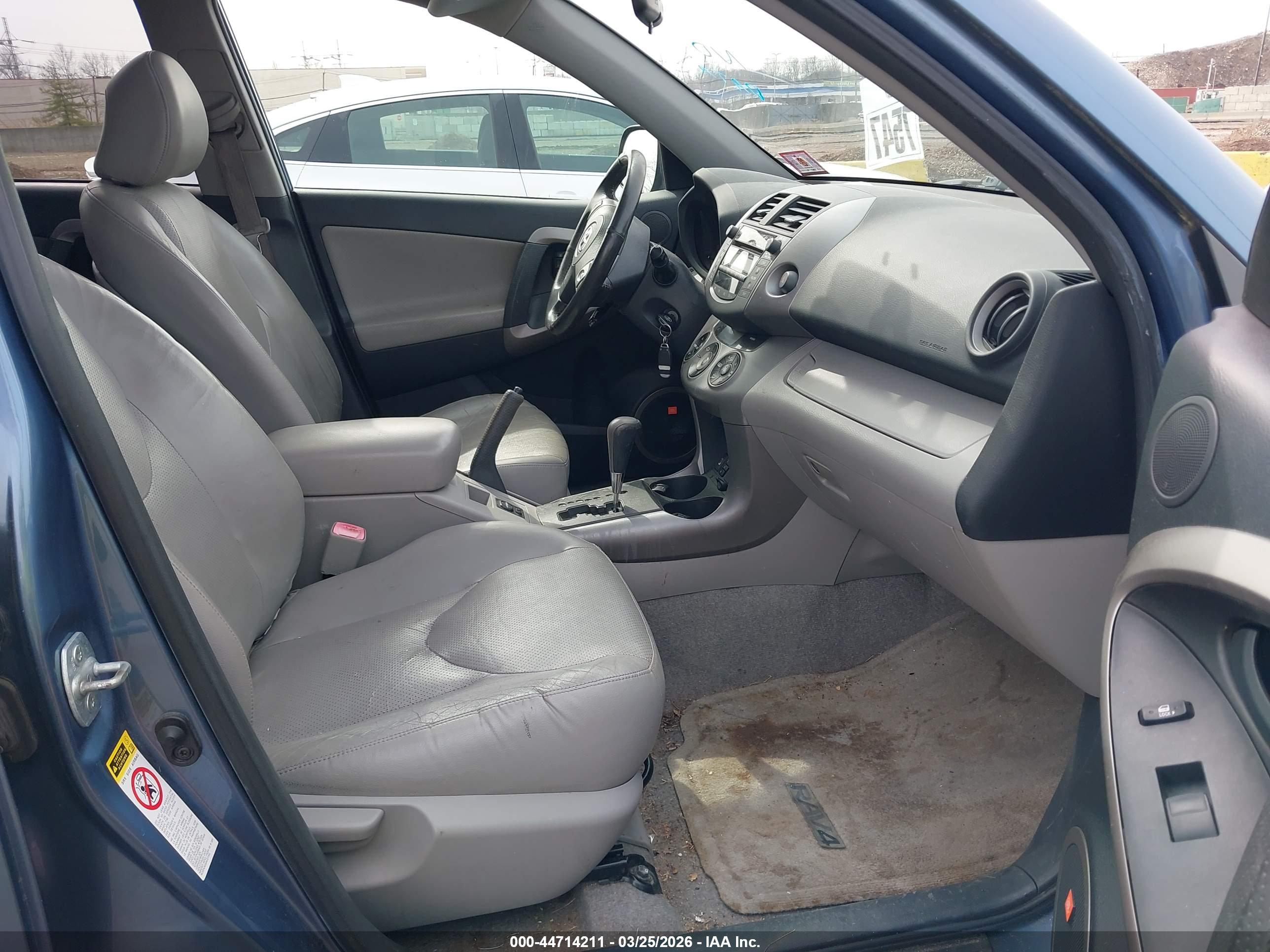 TOYOTA RAV4 image 5