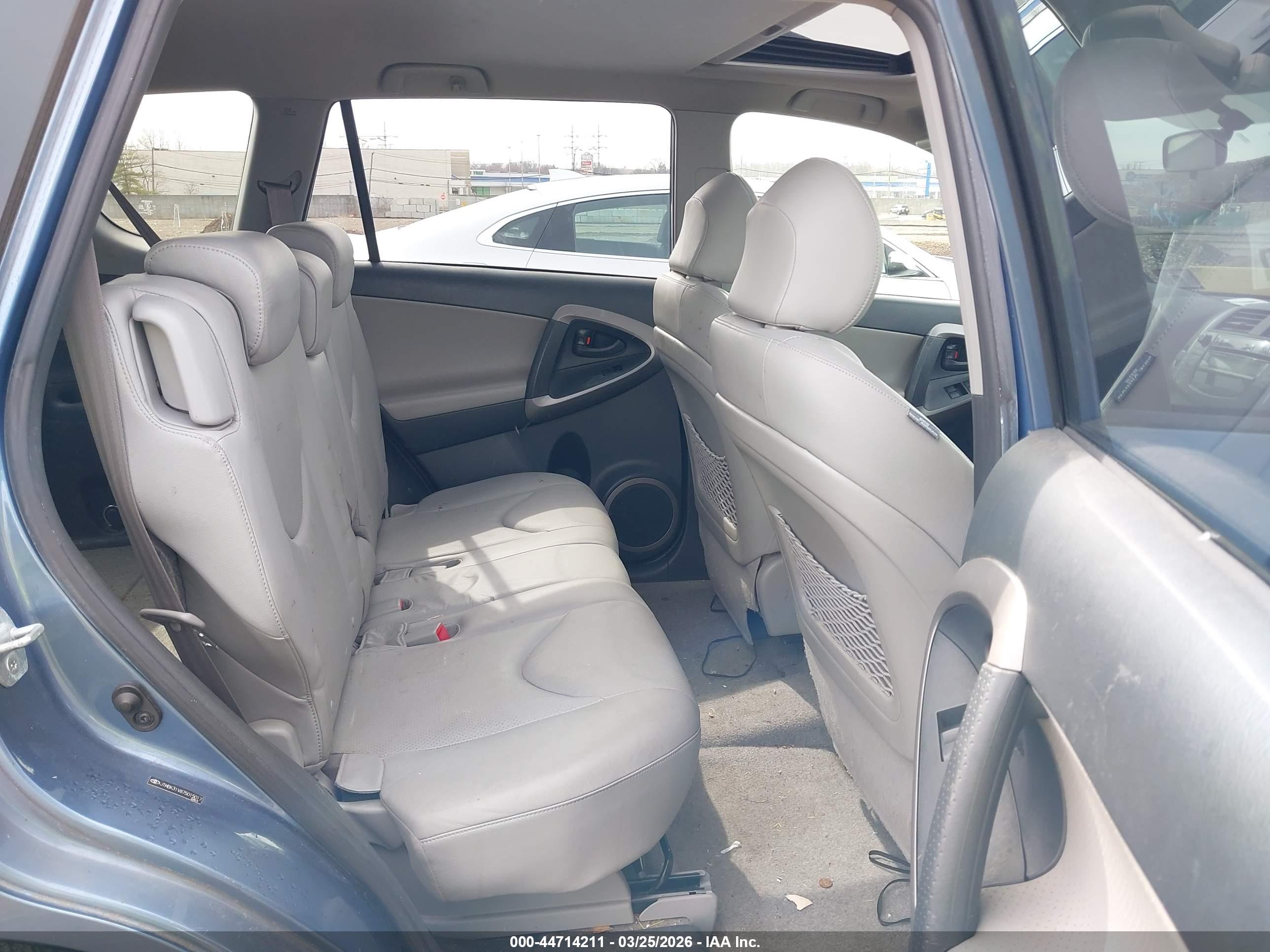 TOYOTA RAV4 image 8