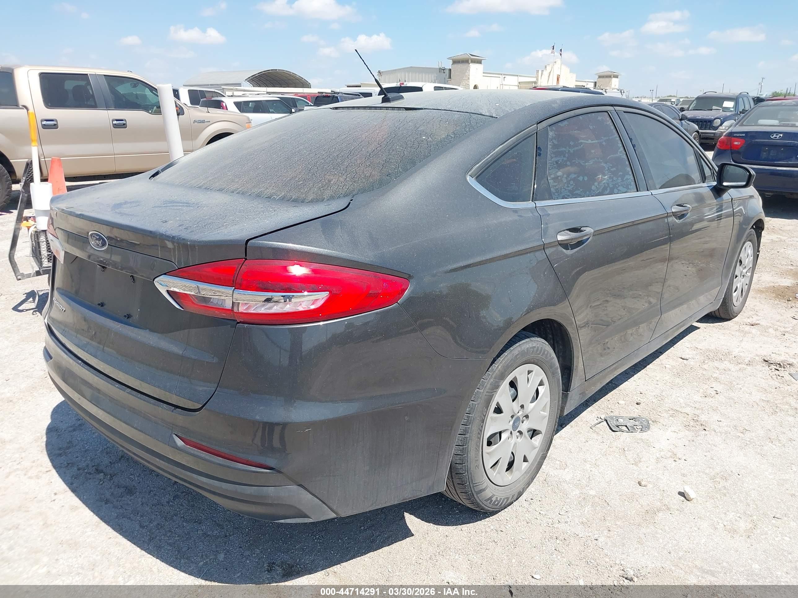 FORD FUSION image 4