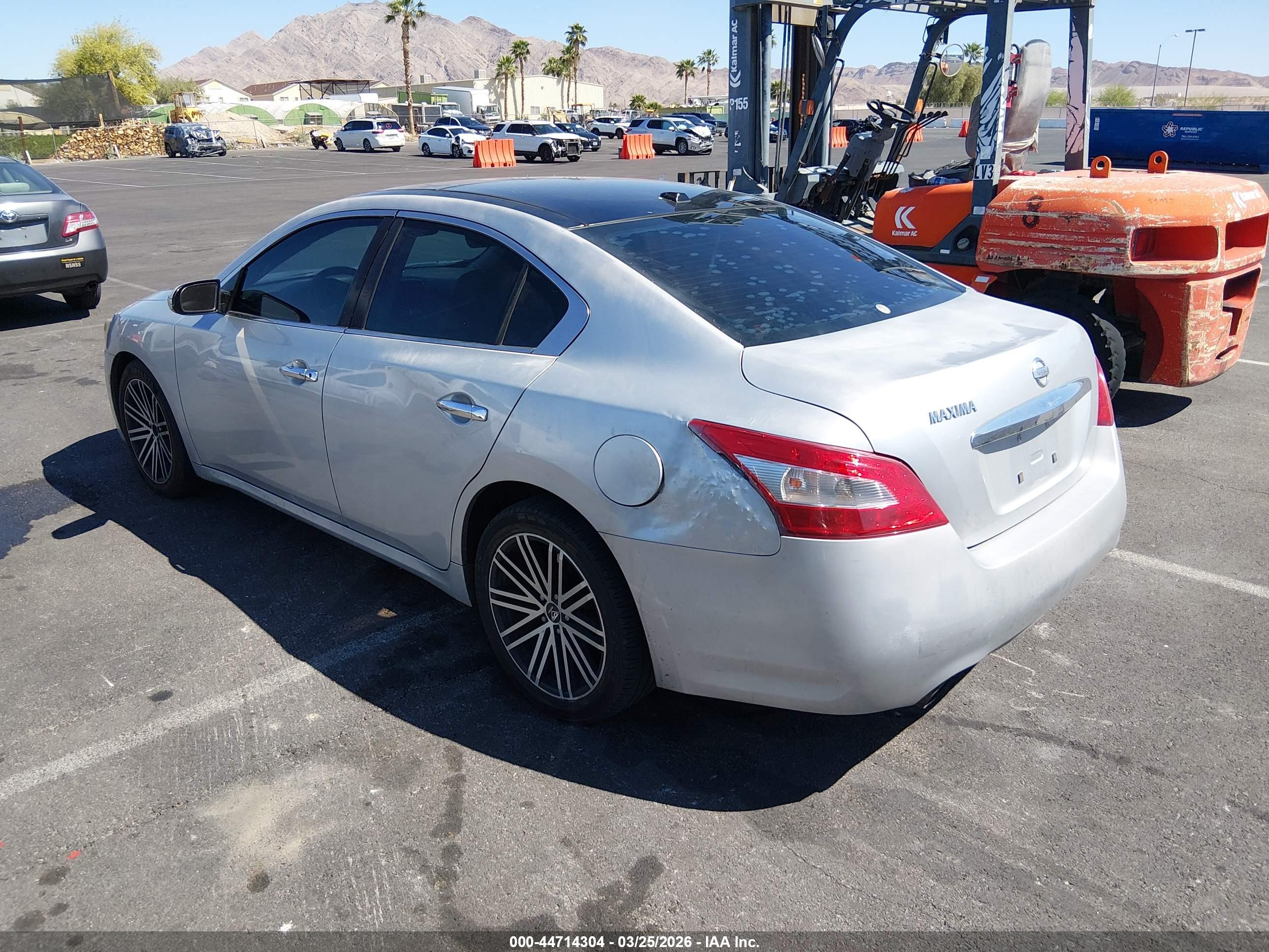 NISSAN MAXIMA image 3