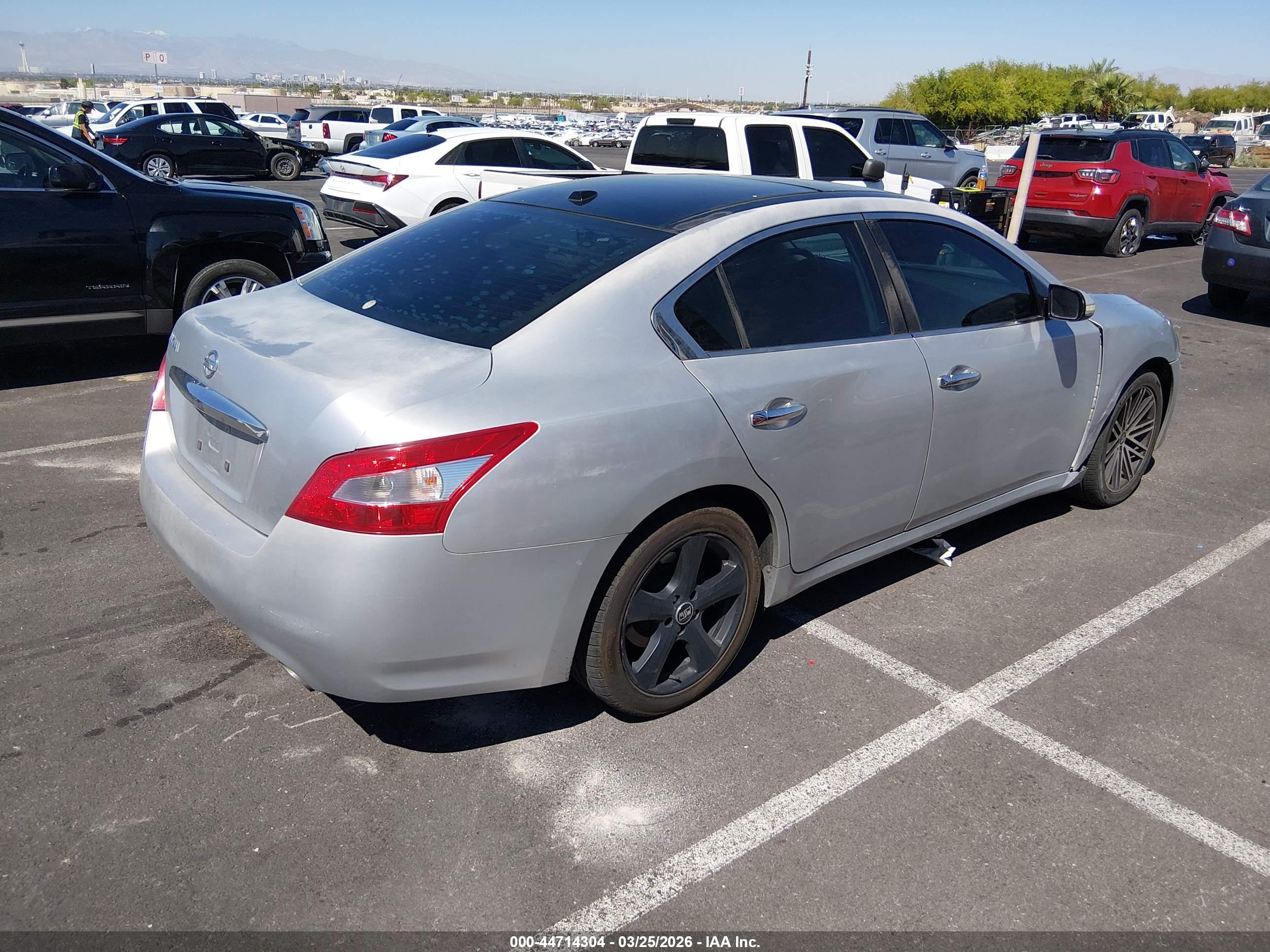 NISSAN MAXIMA image 4