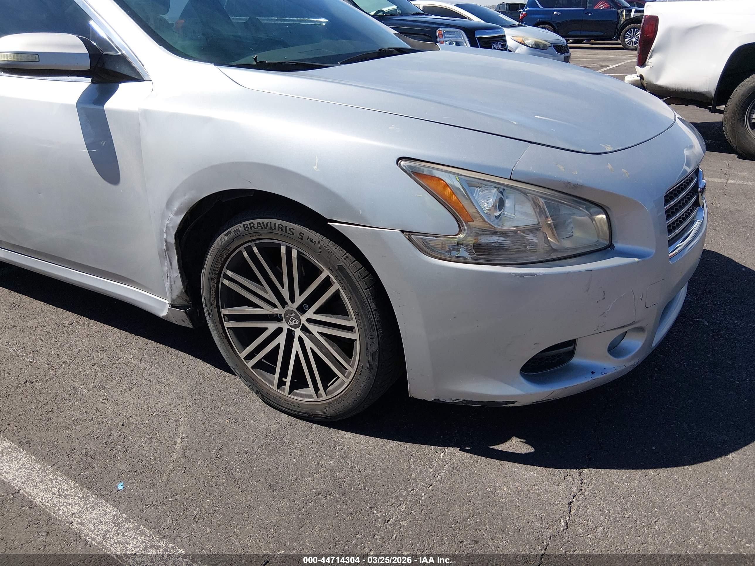 NISSAN MAXIMA image 6