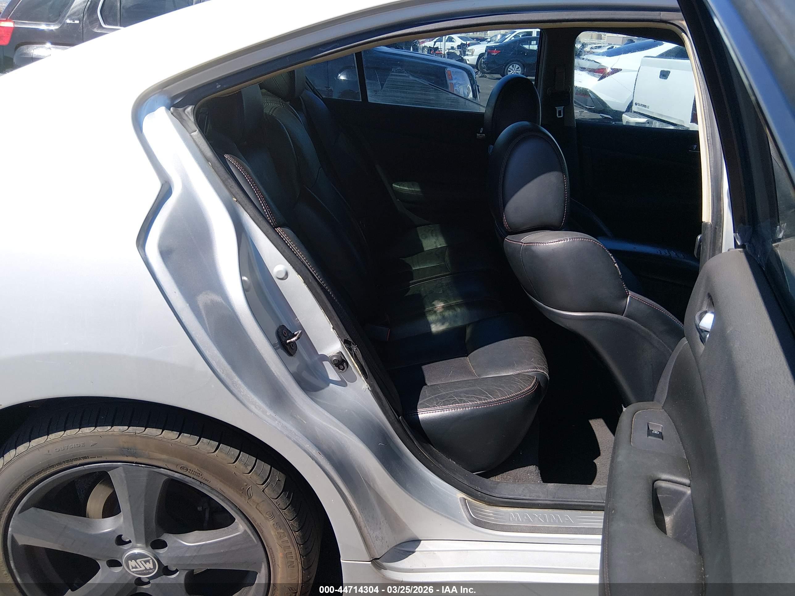 NISSAN MAXIMA image 8