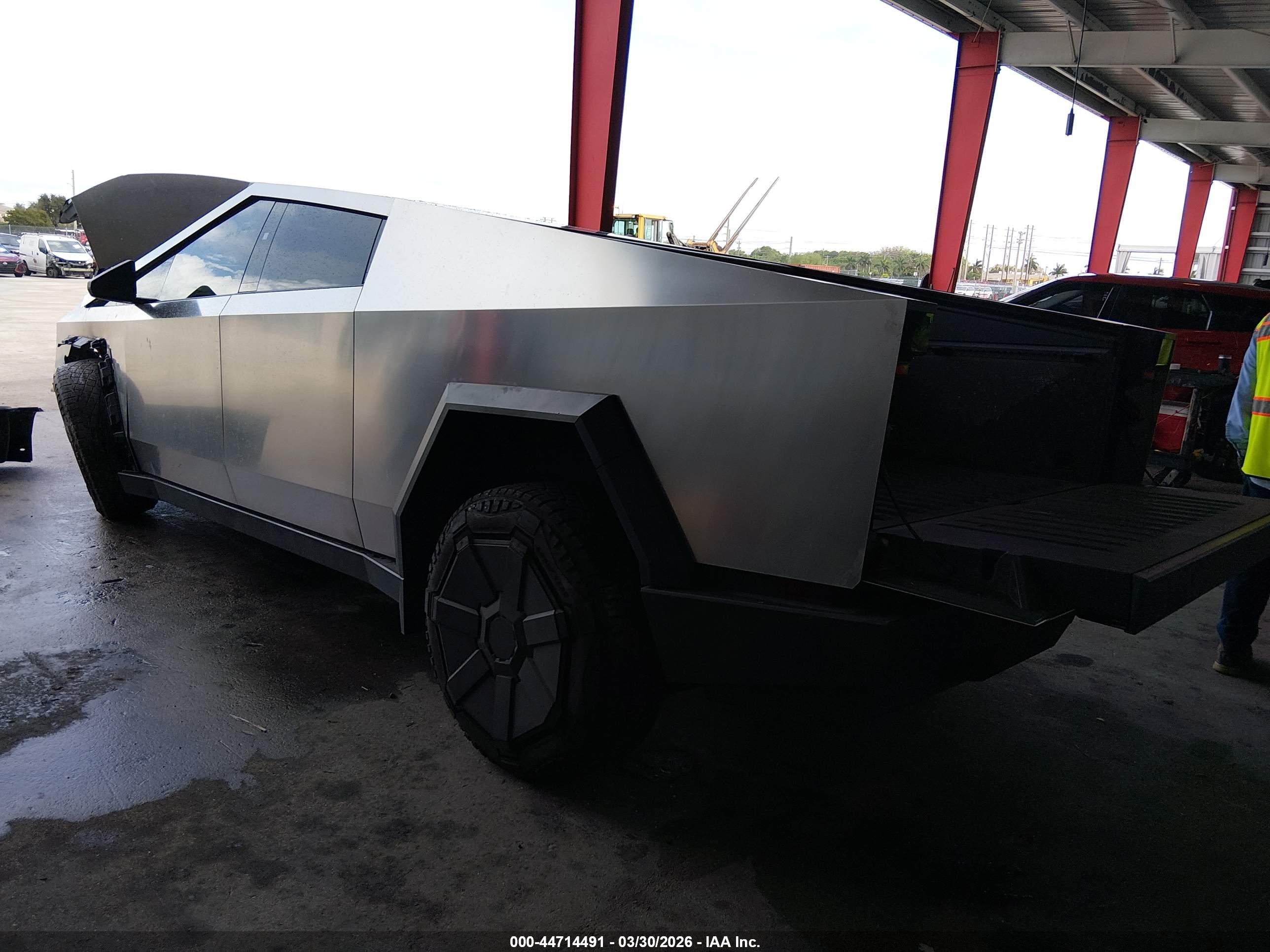 TESLA CYBERTRUCK image 3
