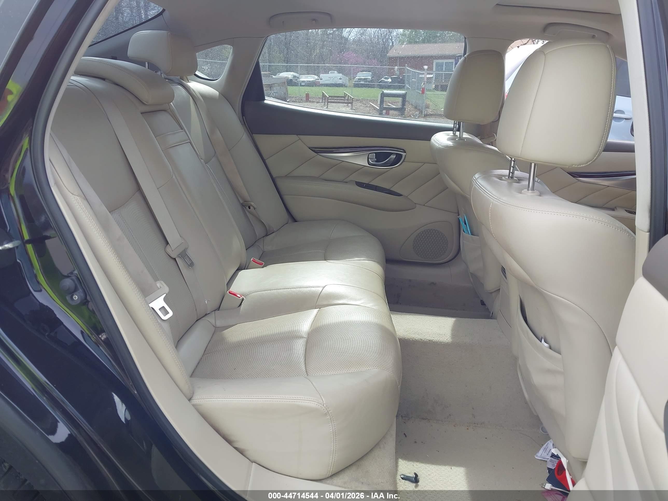 INFINITI Q70L image 8