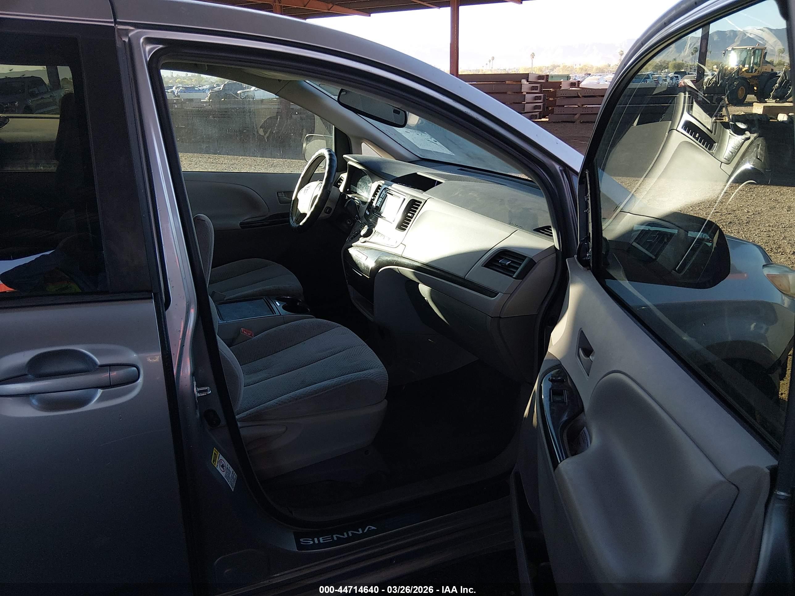 TOYOTA SIENNA image 5