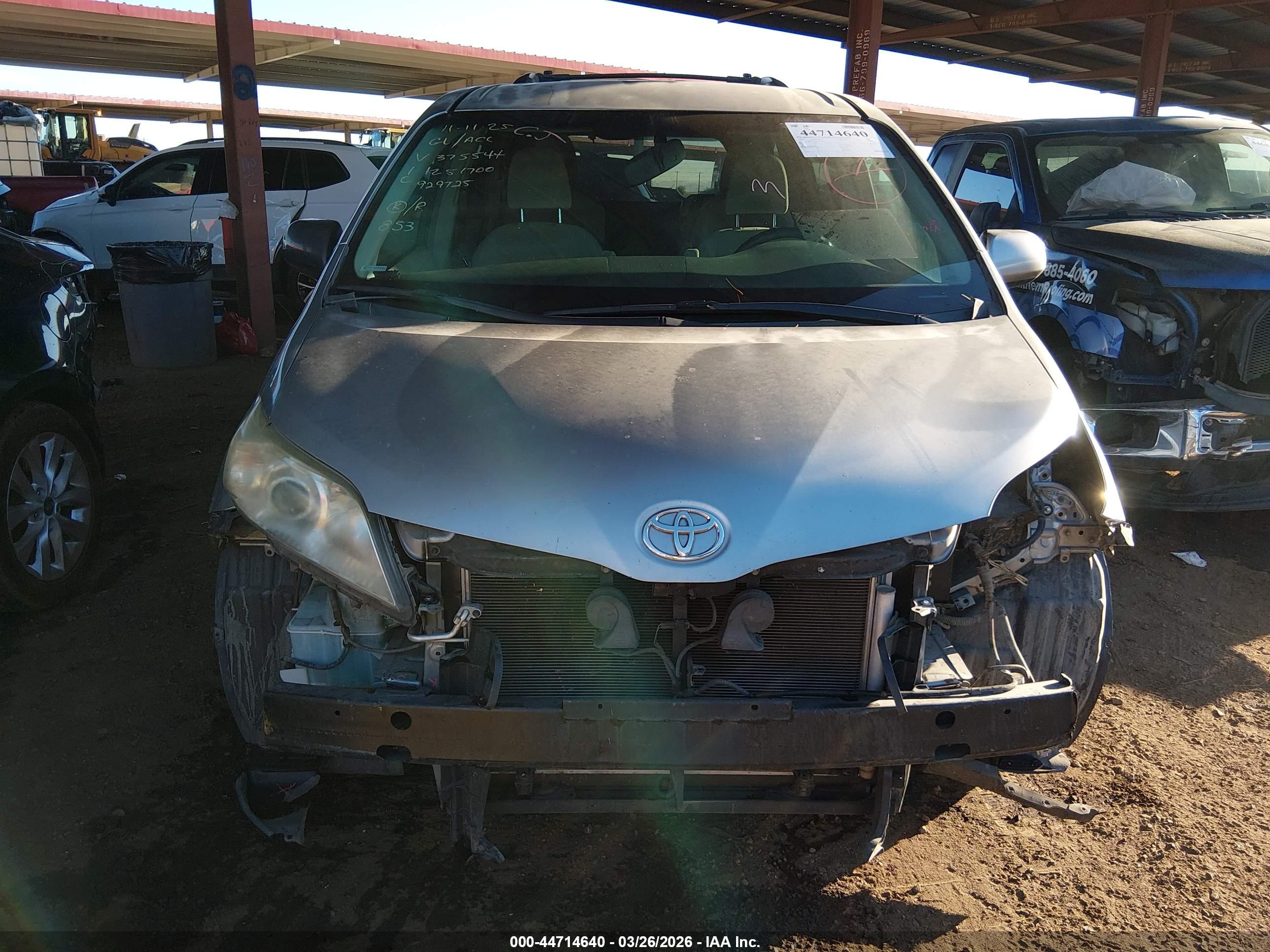 TOYOTA SIENNA image 6
