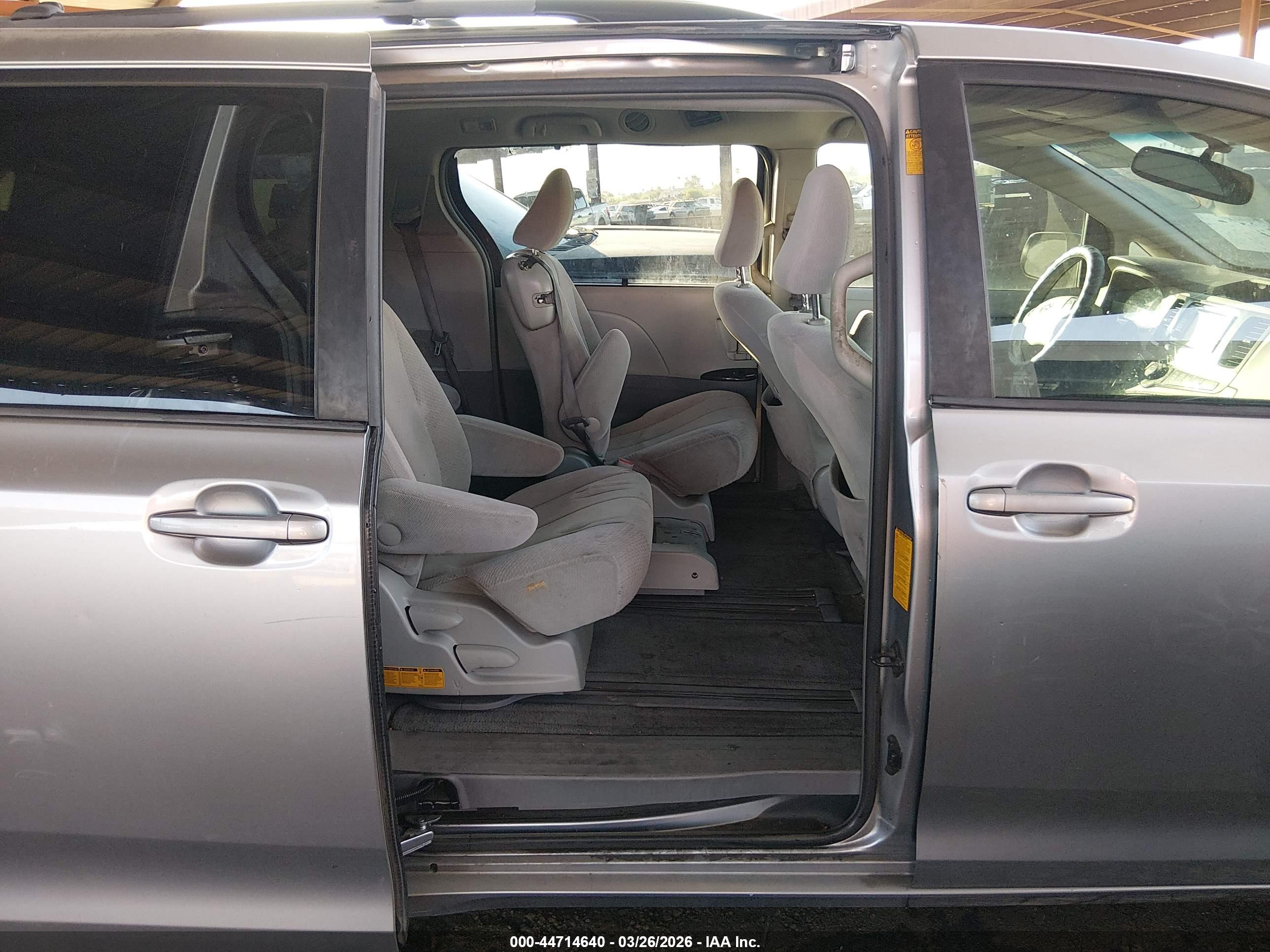 TOYOTA SIENNA image 8