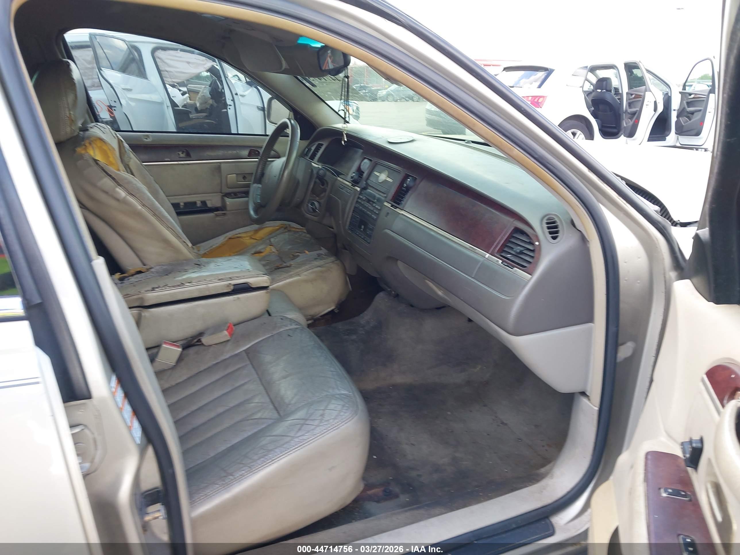 LINCOLN TOWN image 5