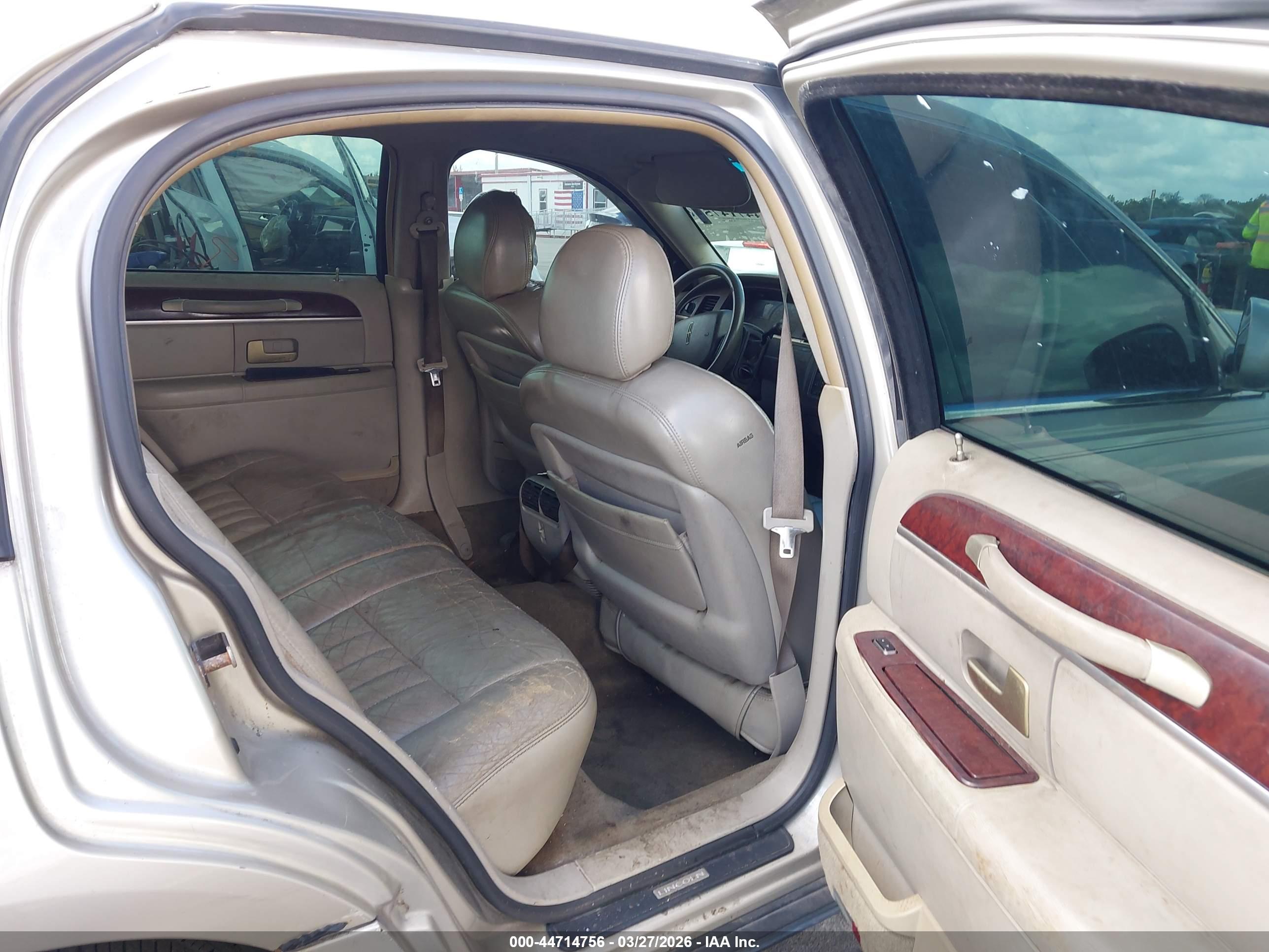 LINCOLN TOWN image 8