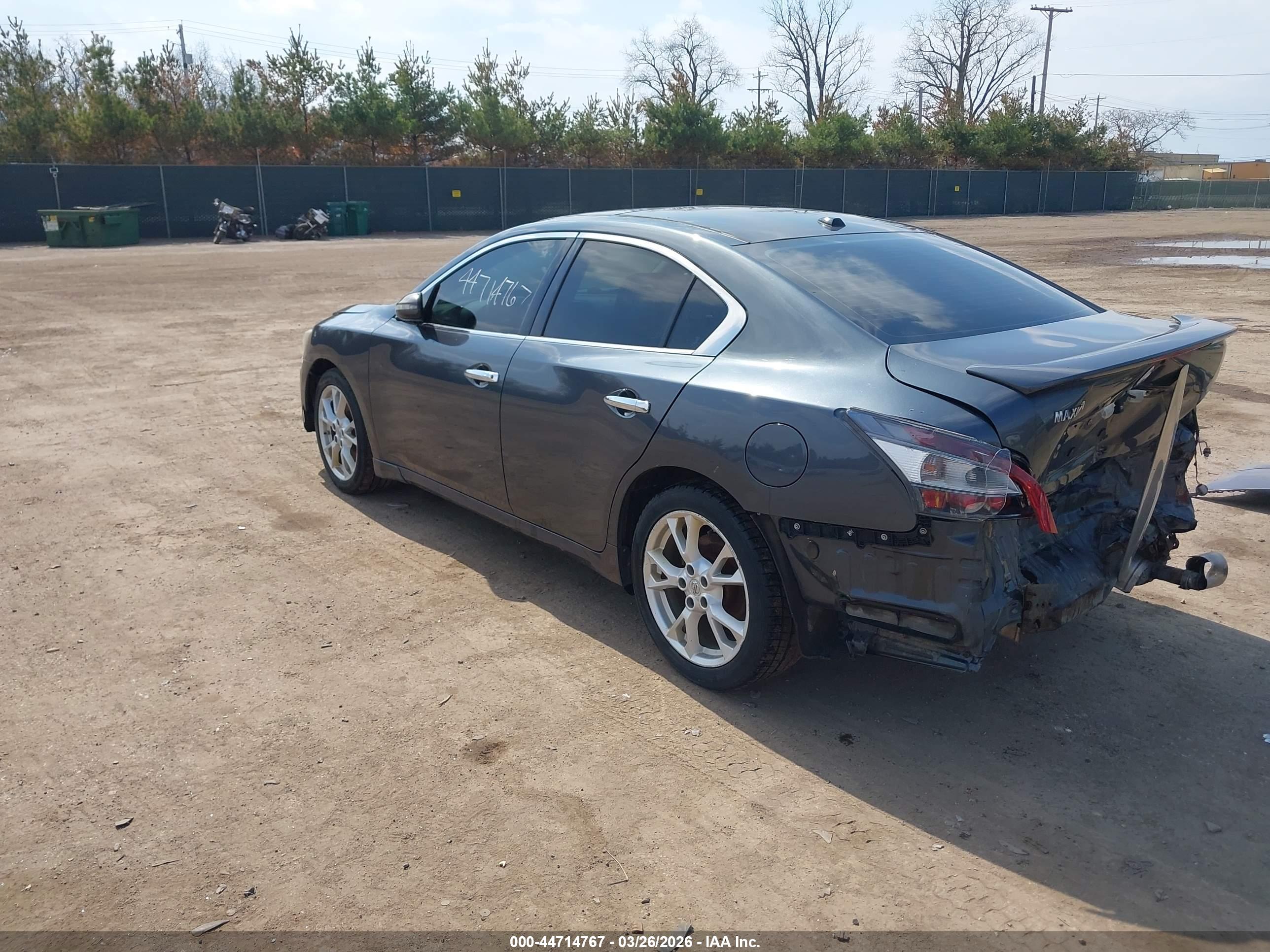 NISSAN MAXIMA image 3