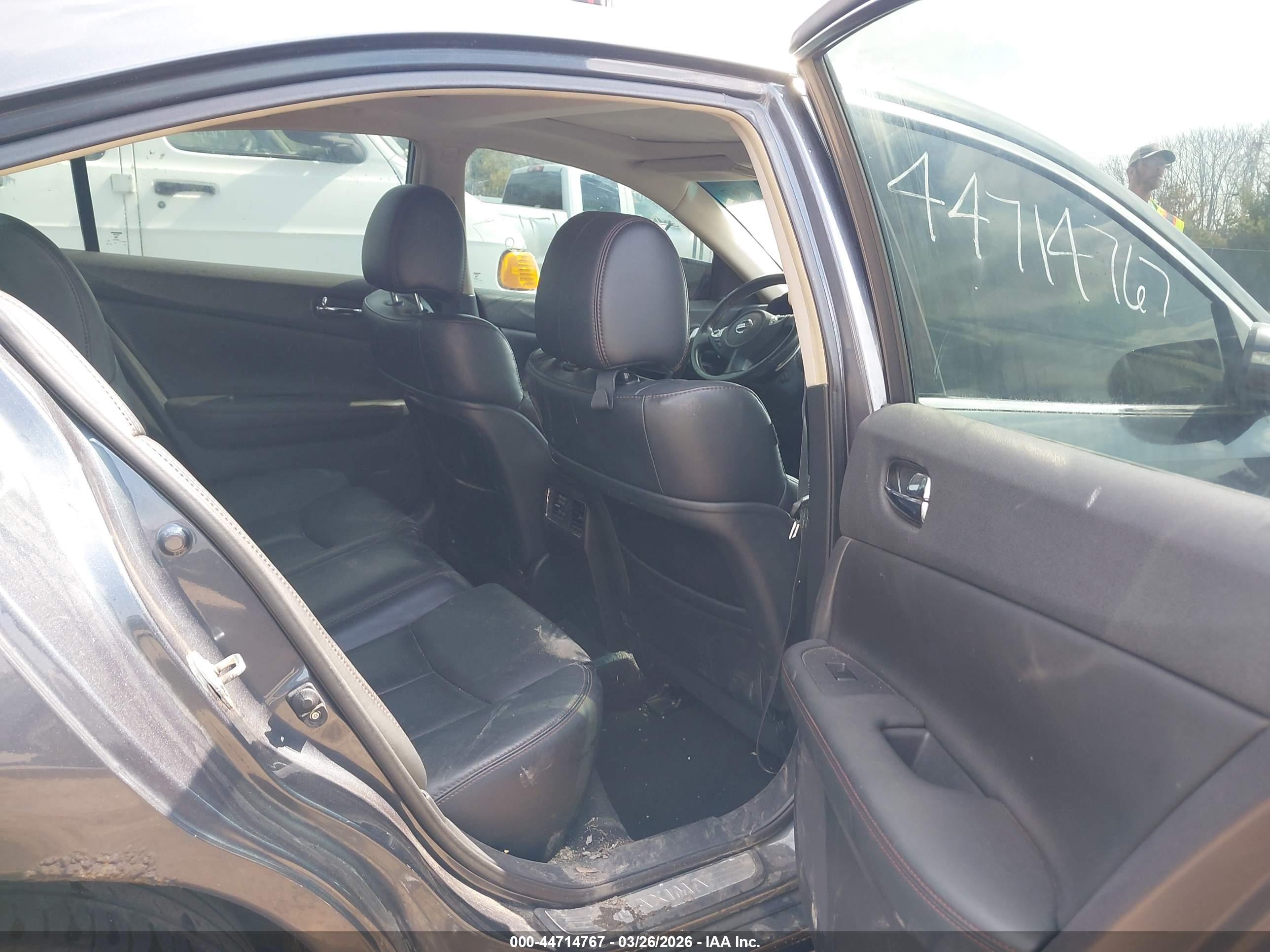 NISSAN MAXIMA image 8