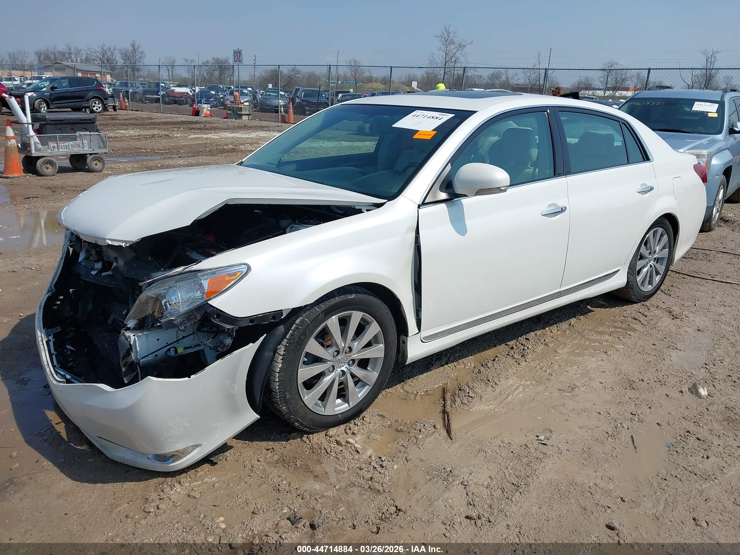 TOYOTA AVALON image 2