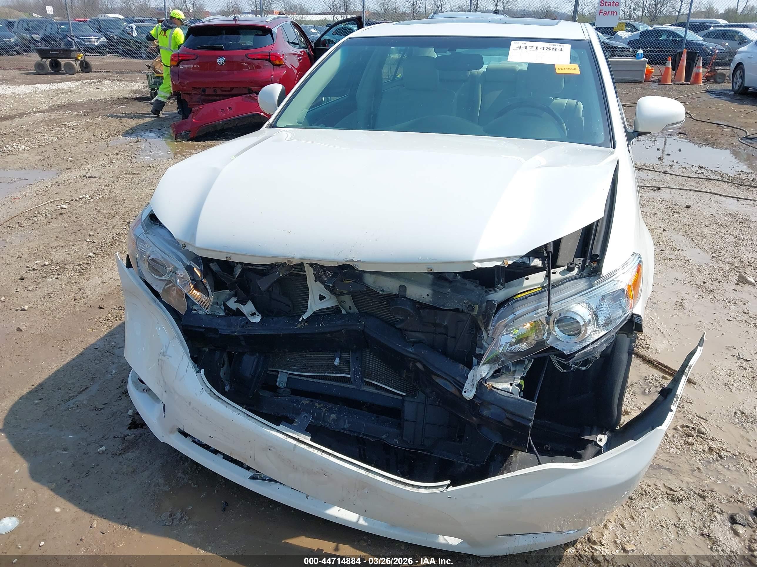 TOYOTA AVALON image 6