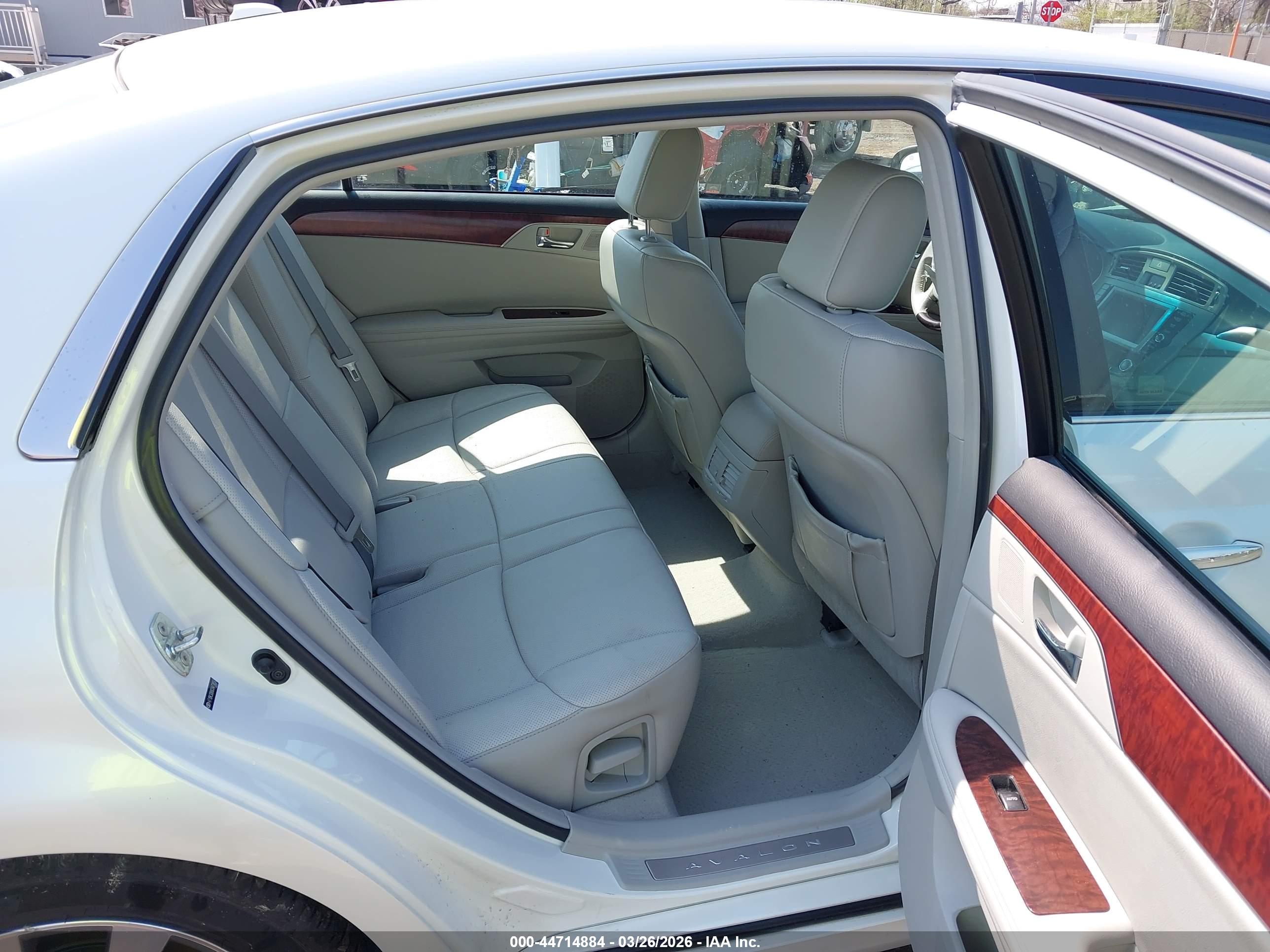 TOYOTA AVALON image 8