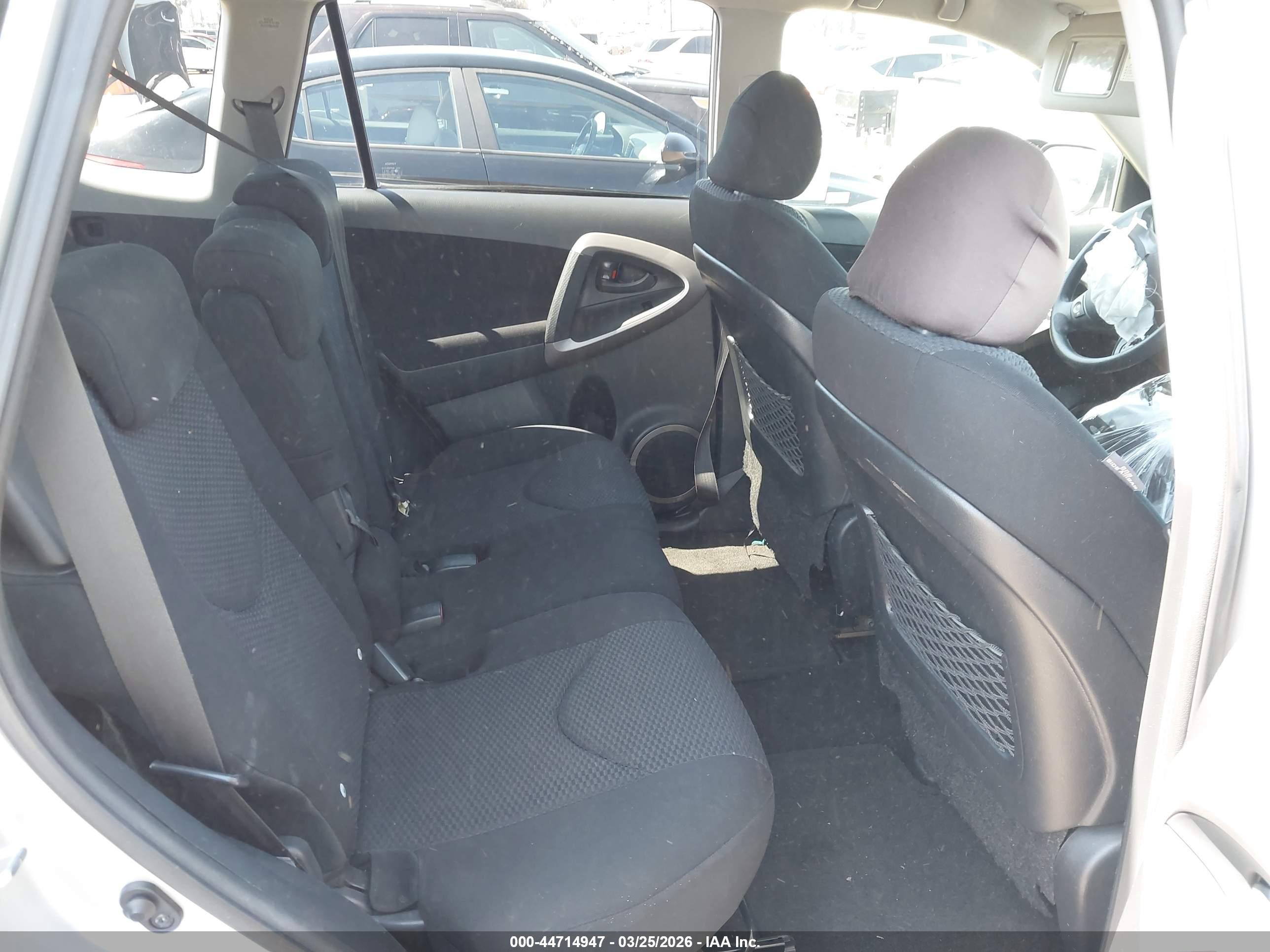 TOYOTA RAV4 image 8