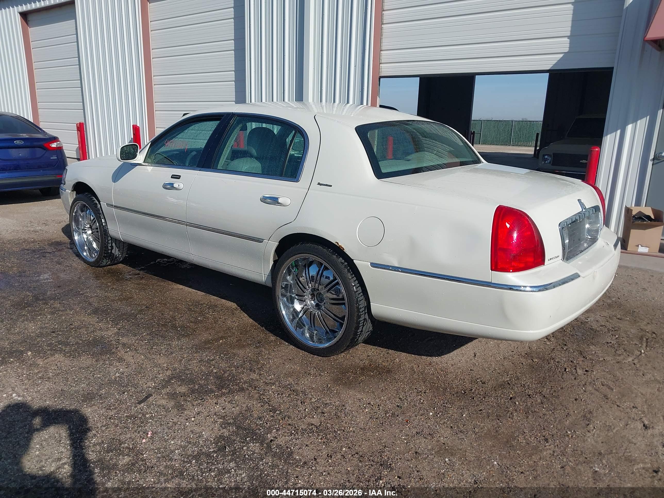 LINCOLN TOWN image 3