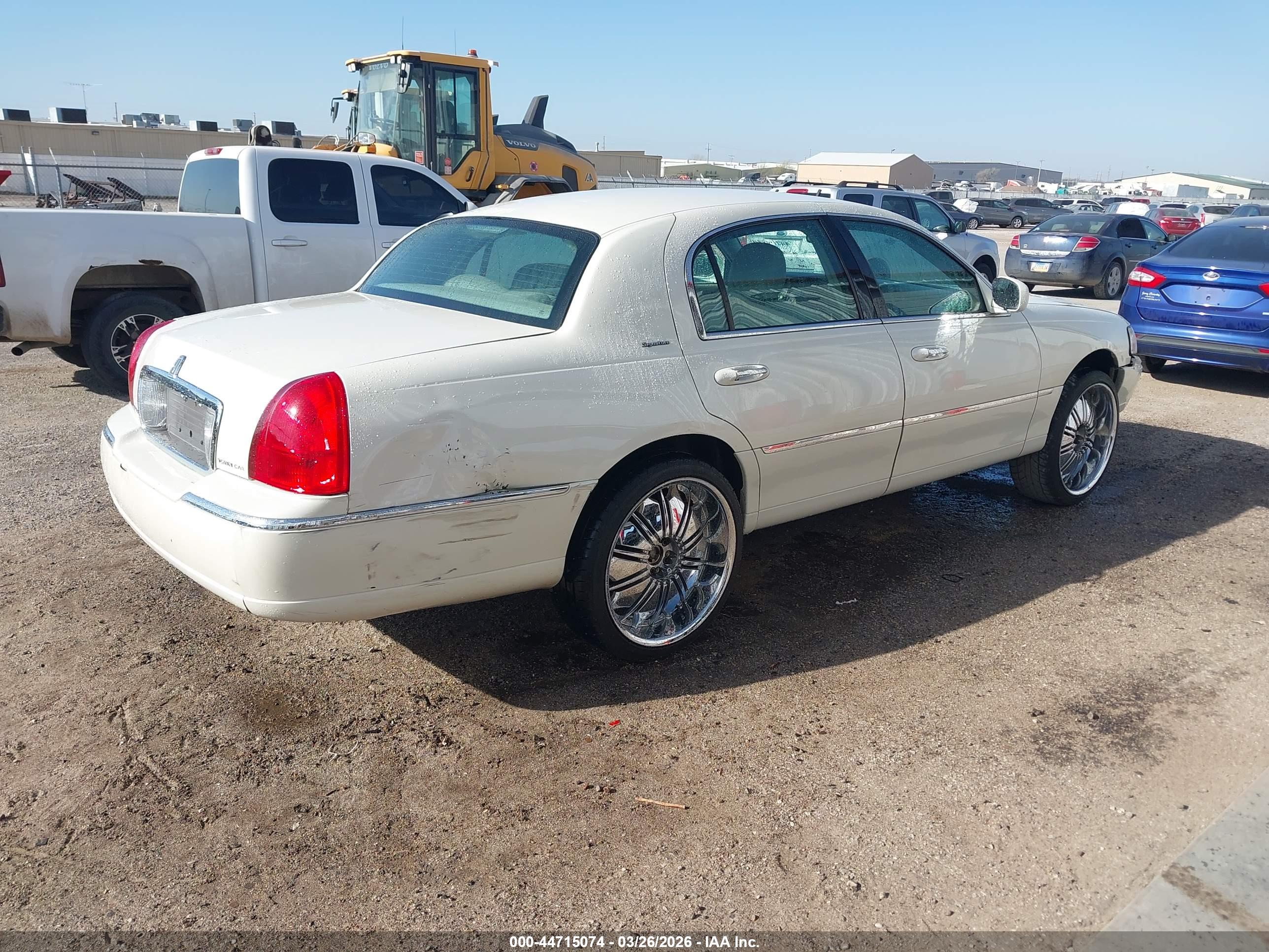 LINCOLN TOWN image 4