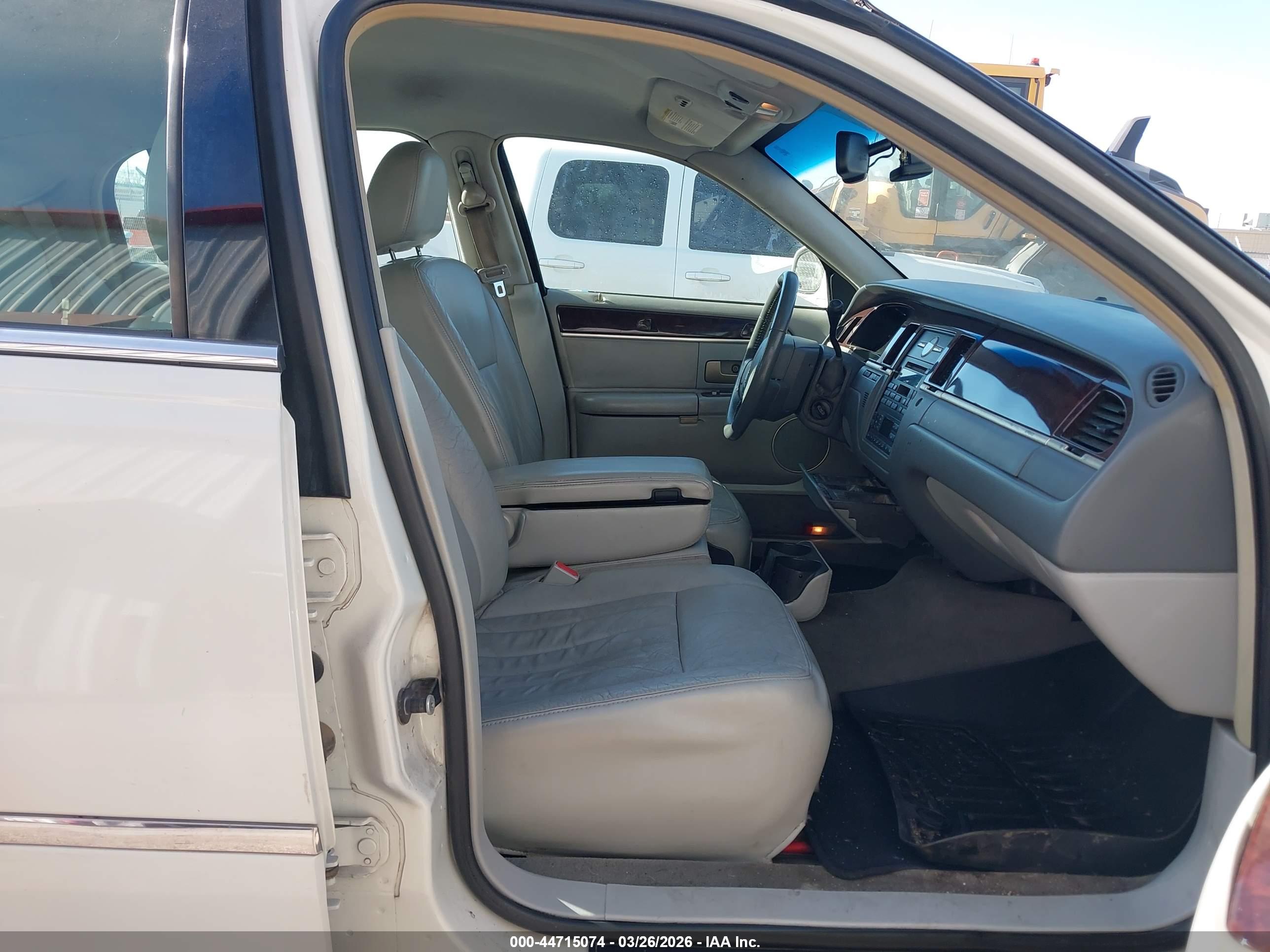LINCOLN TOWN image 5