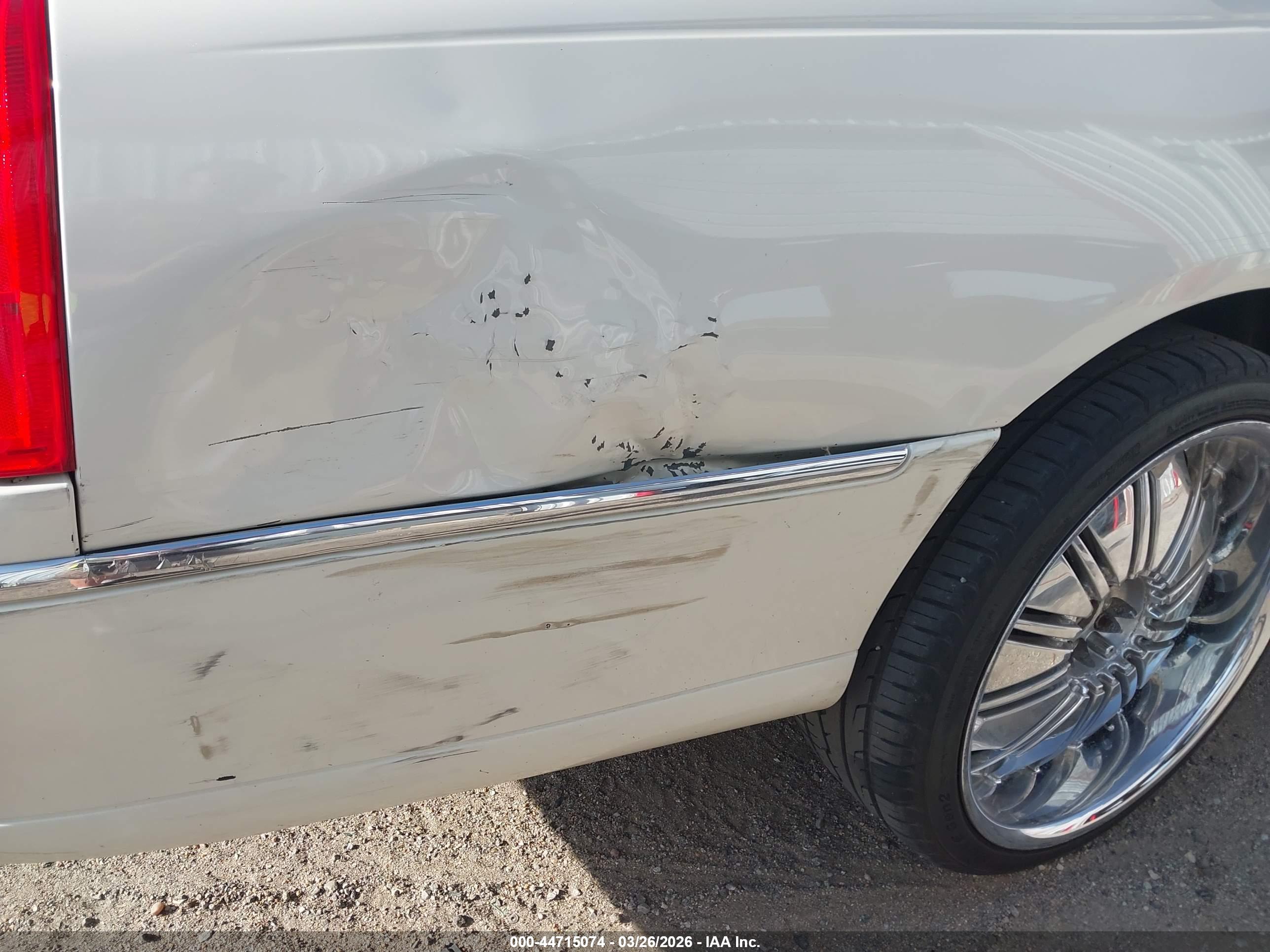 LINCOLN TOWN image 6