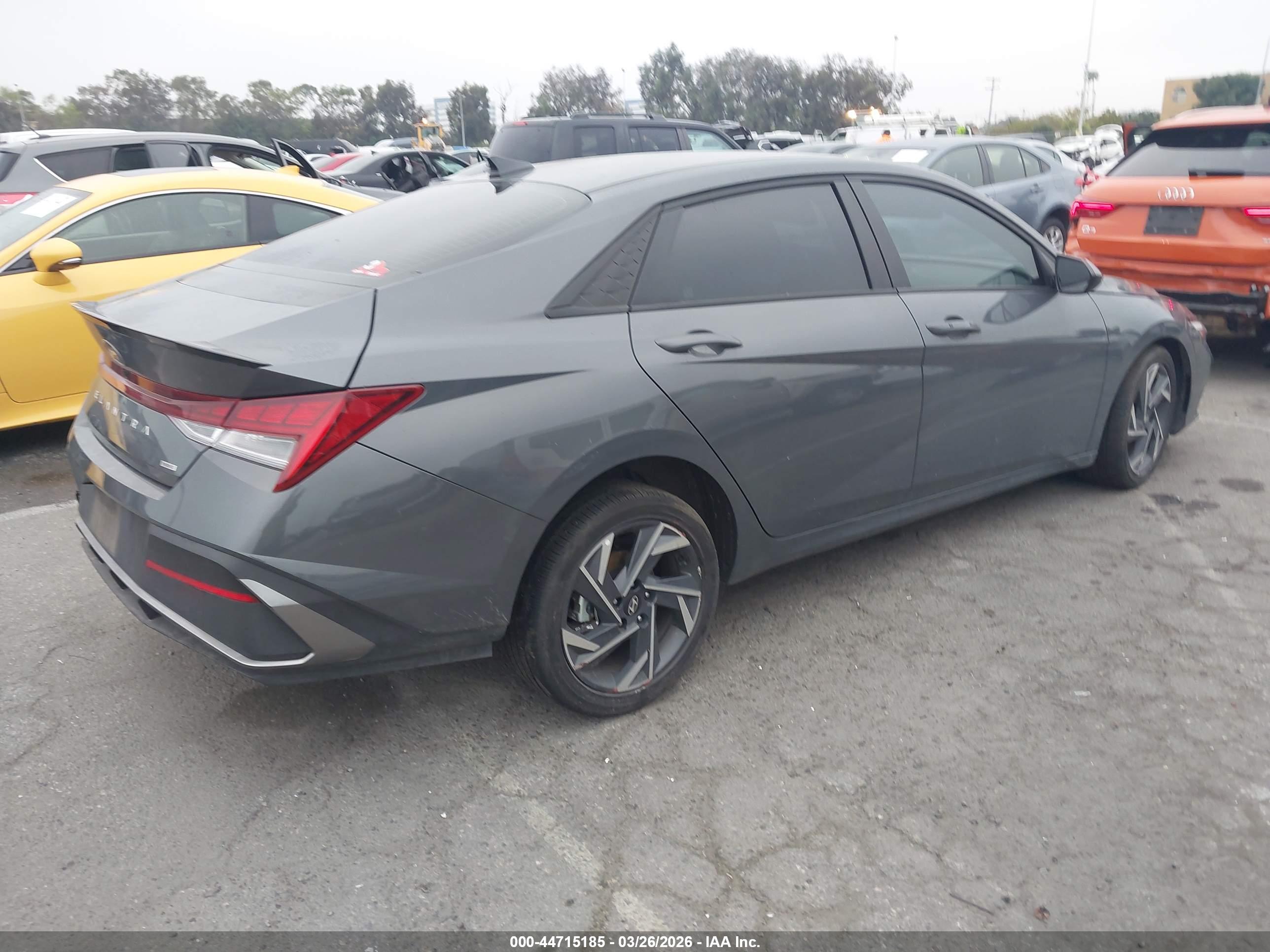 HYUNDAI ELANTRA image 4