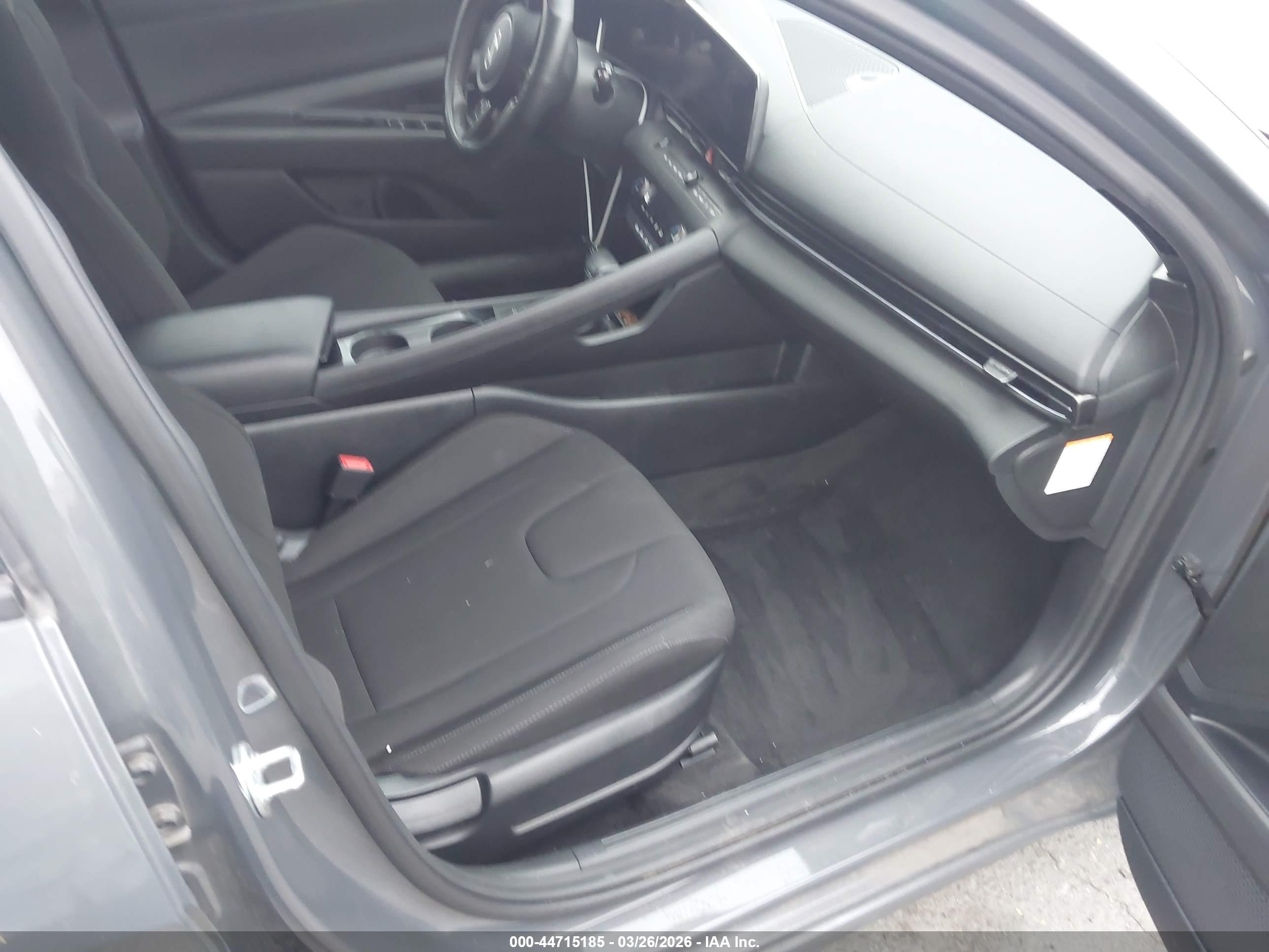 HYUNDAI ELANTRA image 5