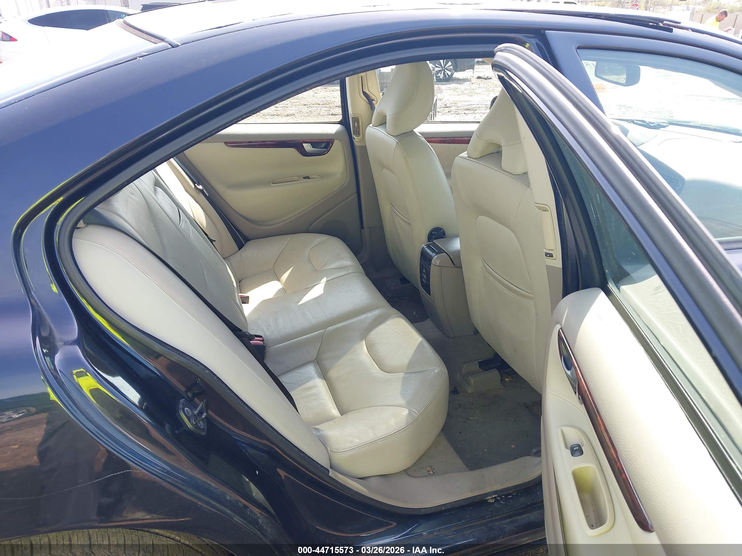 VOLVO S60 image 8