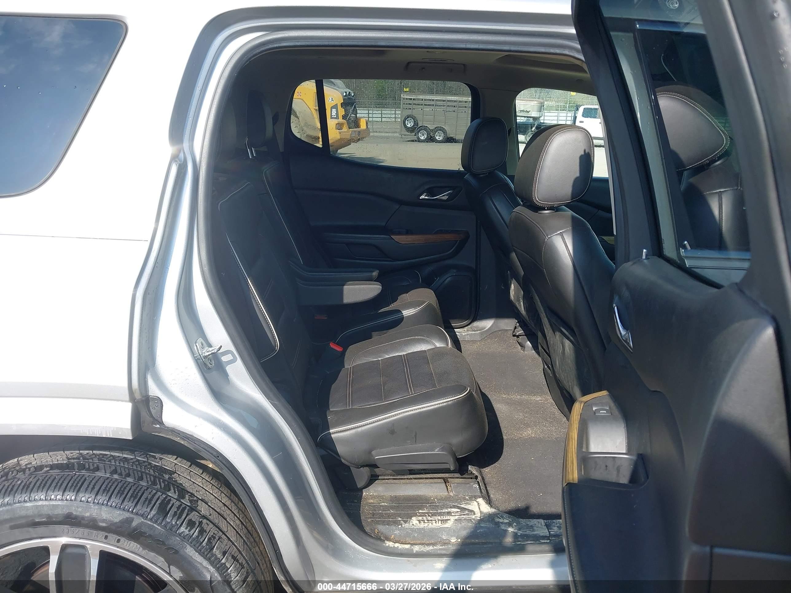GMC ACADIA image 8