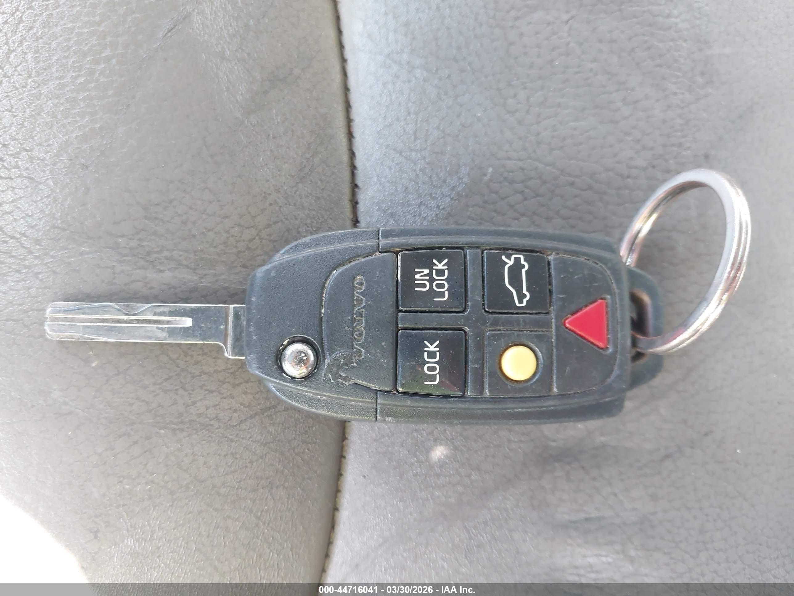 VOLVO XC70 image 11