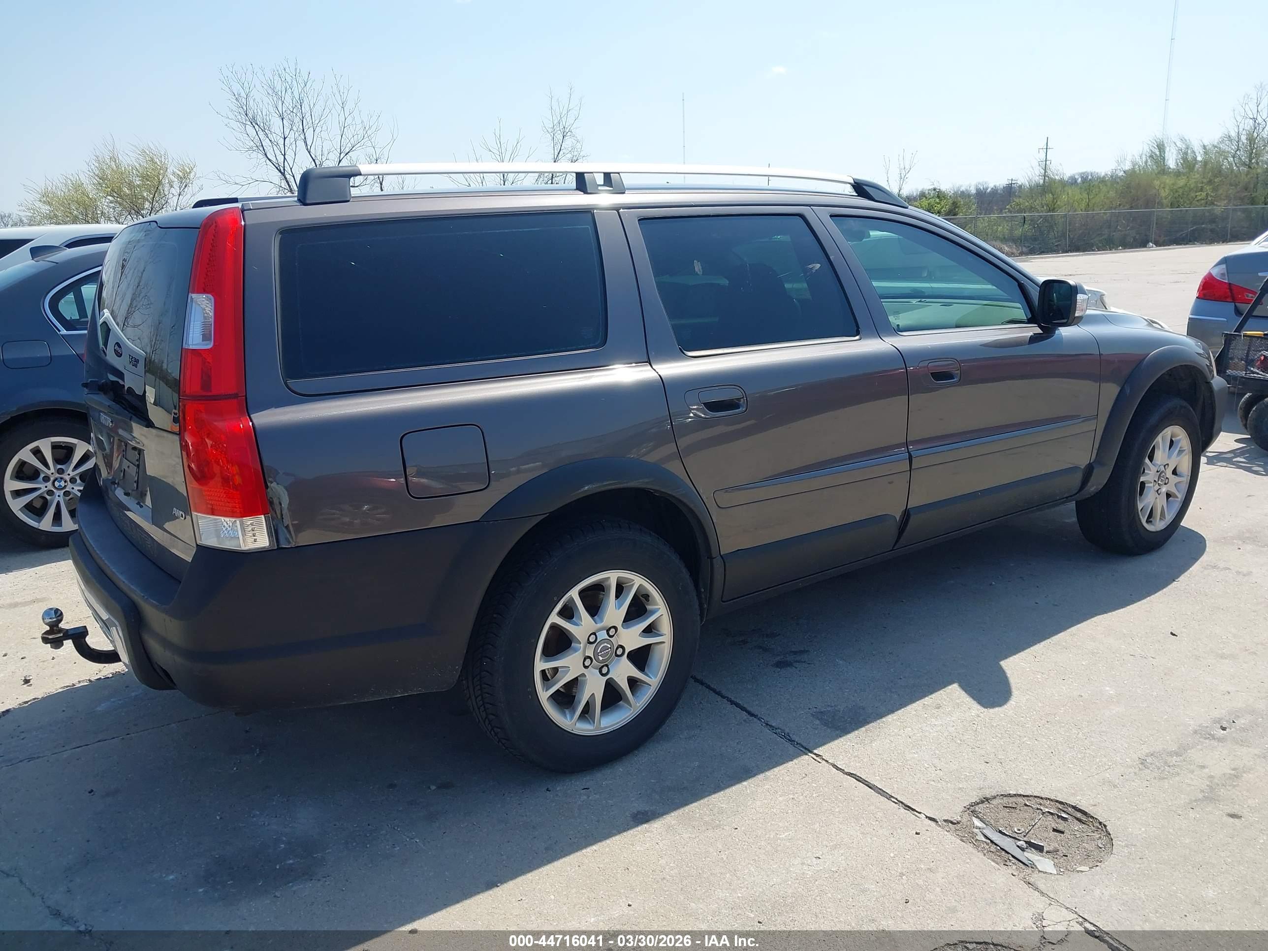 VOLVO XC70 image 4