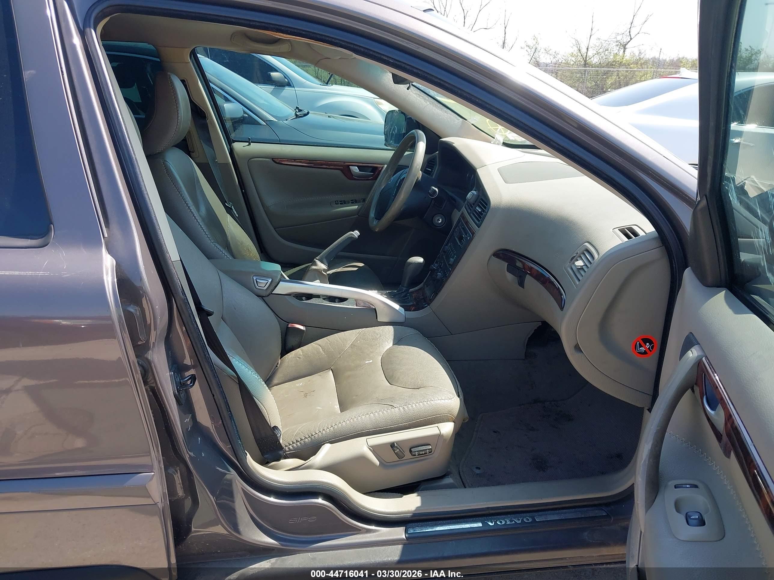 VOLVO XC70 image 5