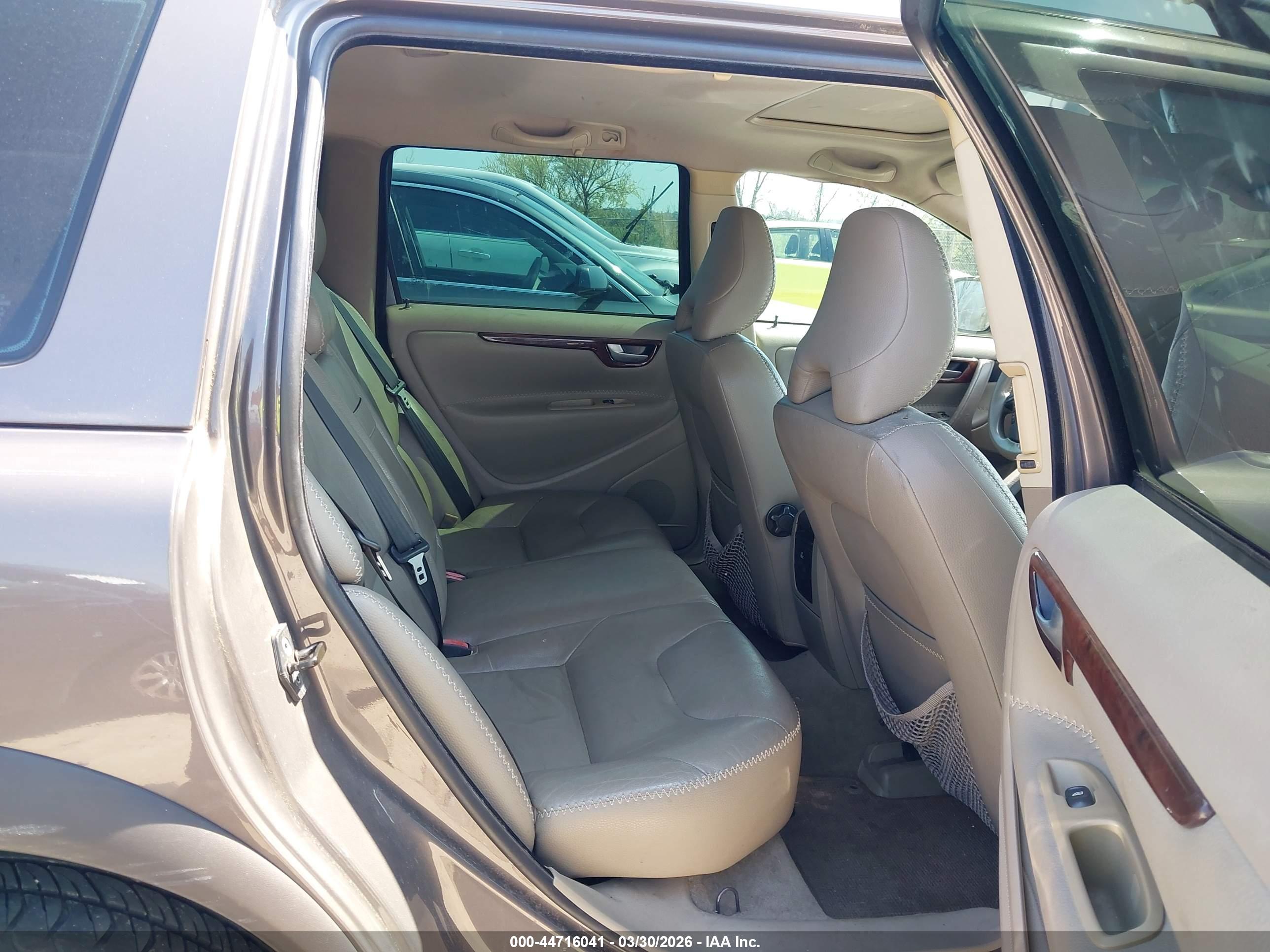VOLVO XC70 image 8