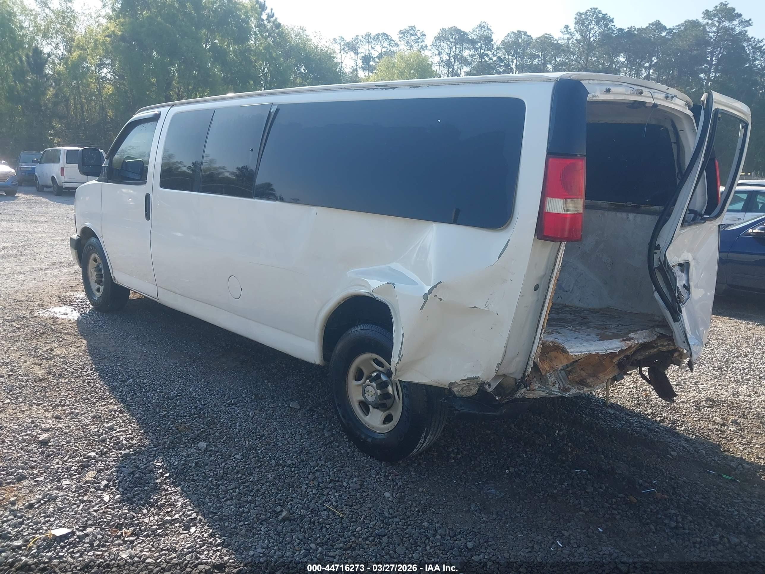 CHEVROLET EXPRESS image 3