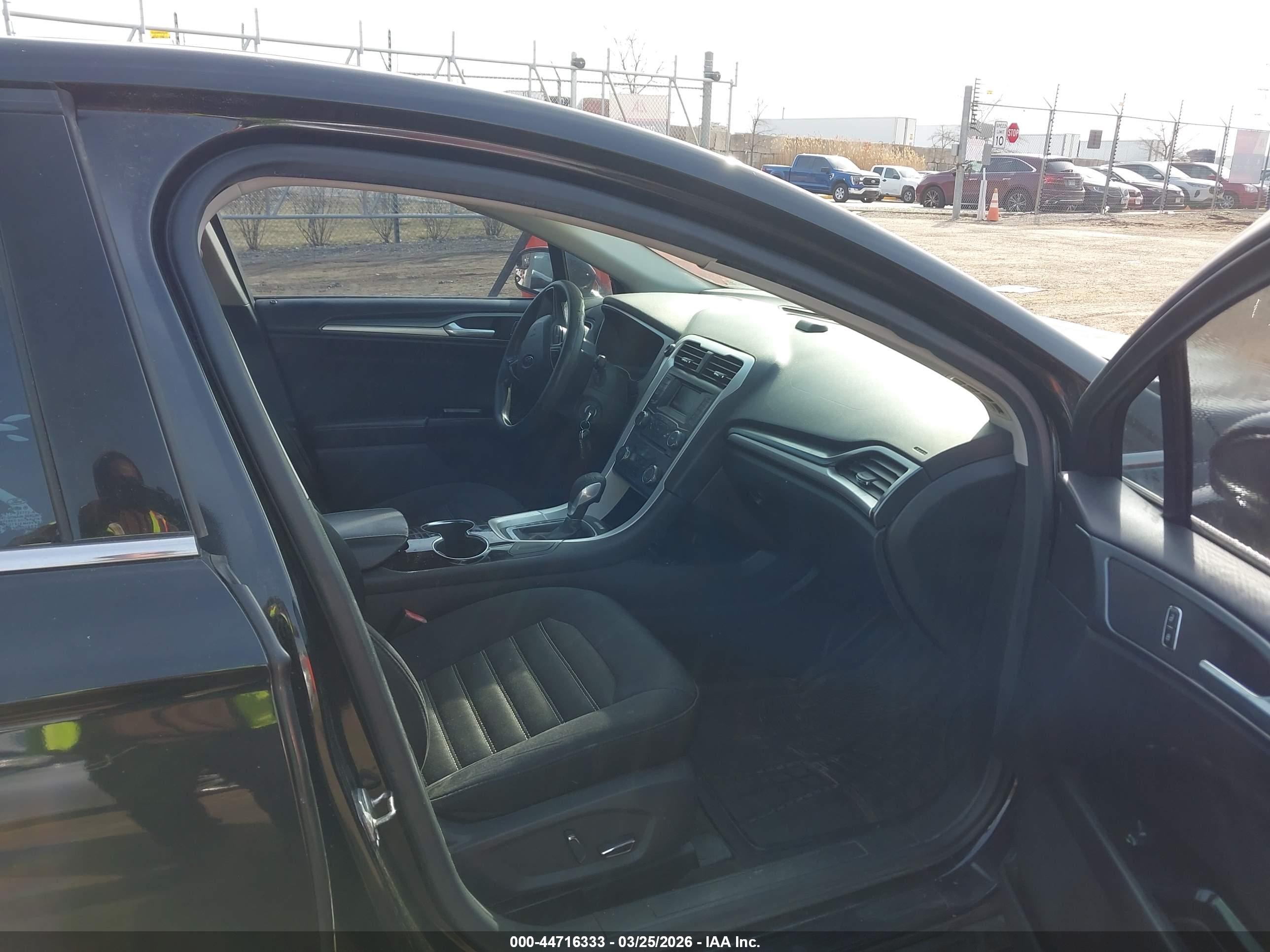 FORD FUSION image 5