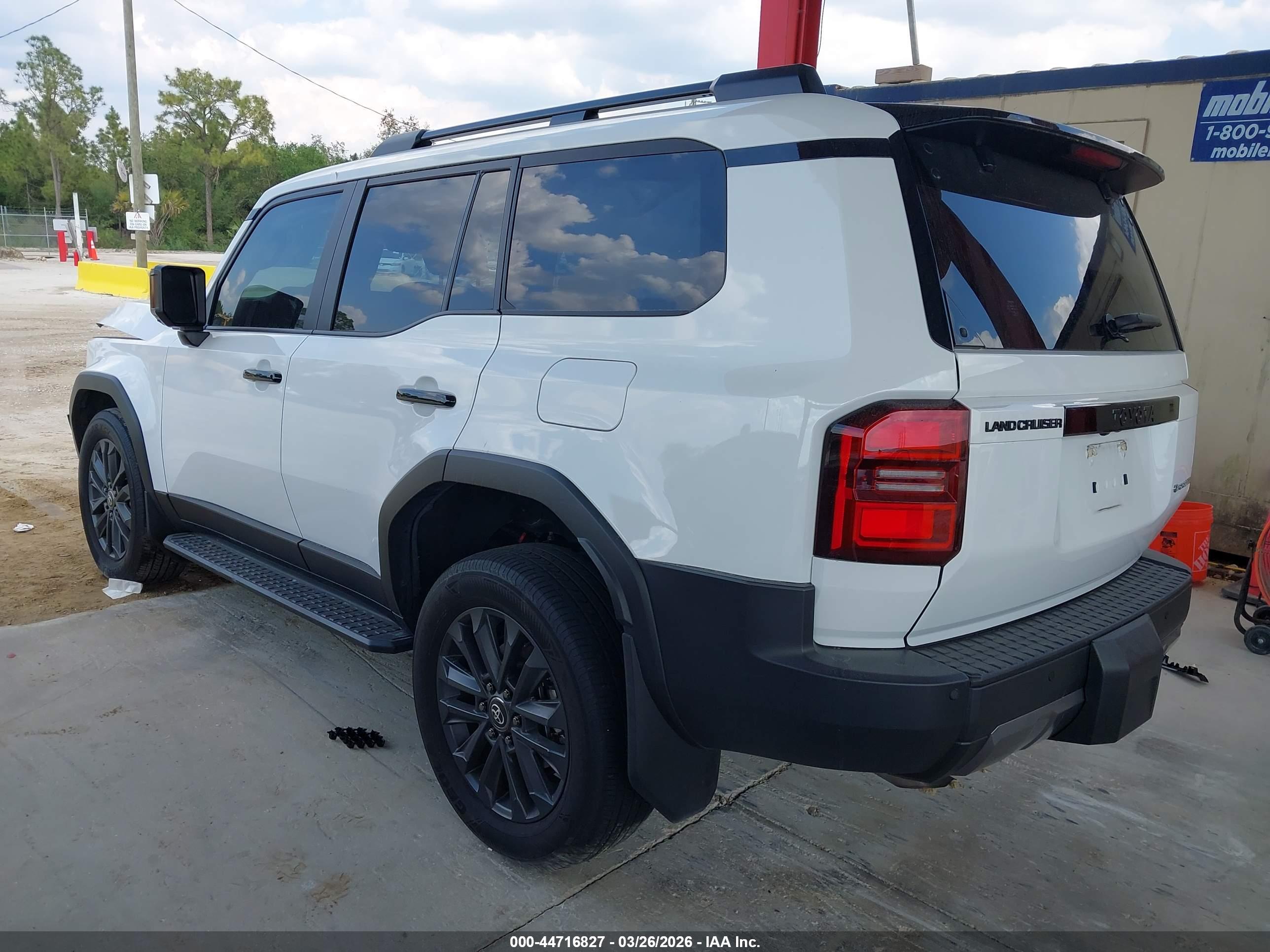 TOYOTA LAND image 3