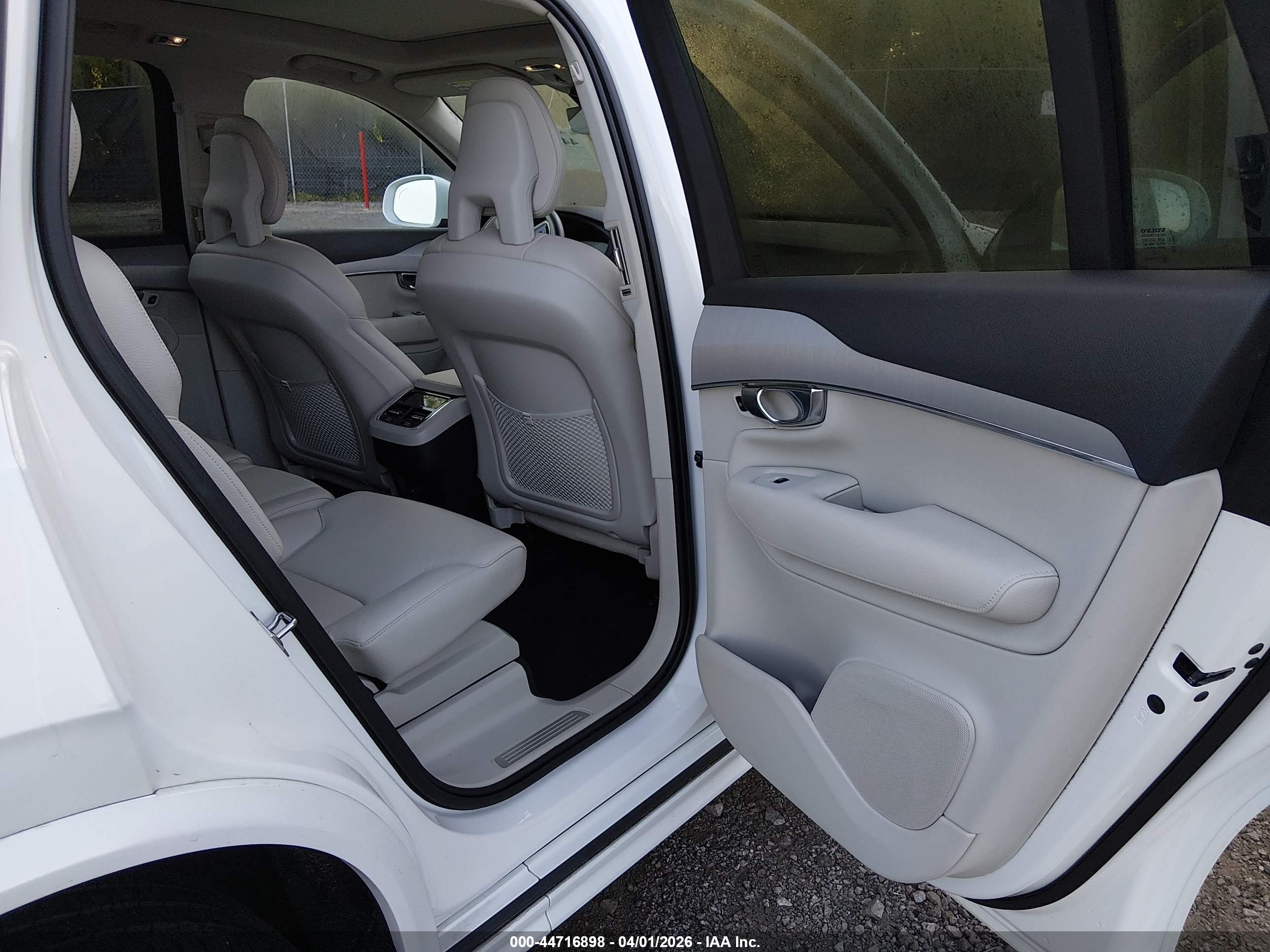 VOLVO XC90 image 8
