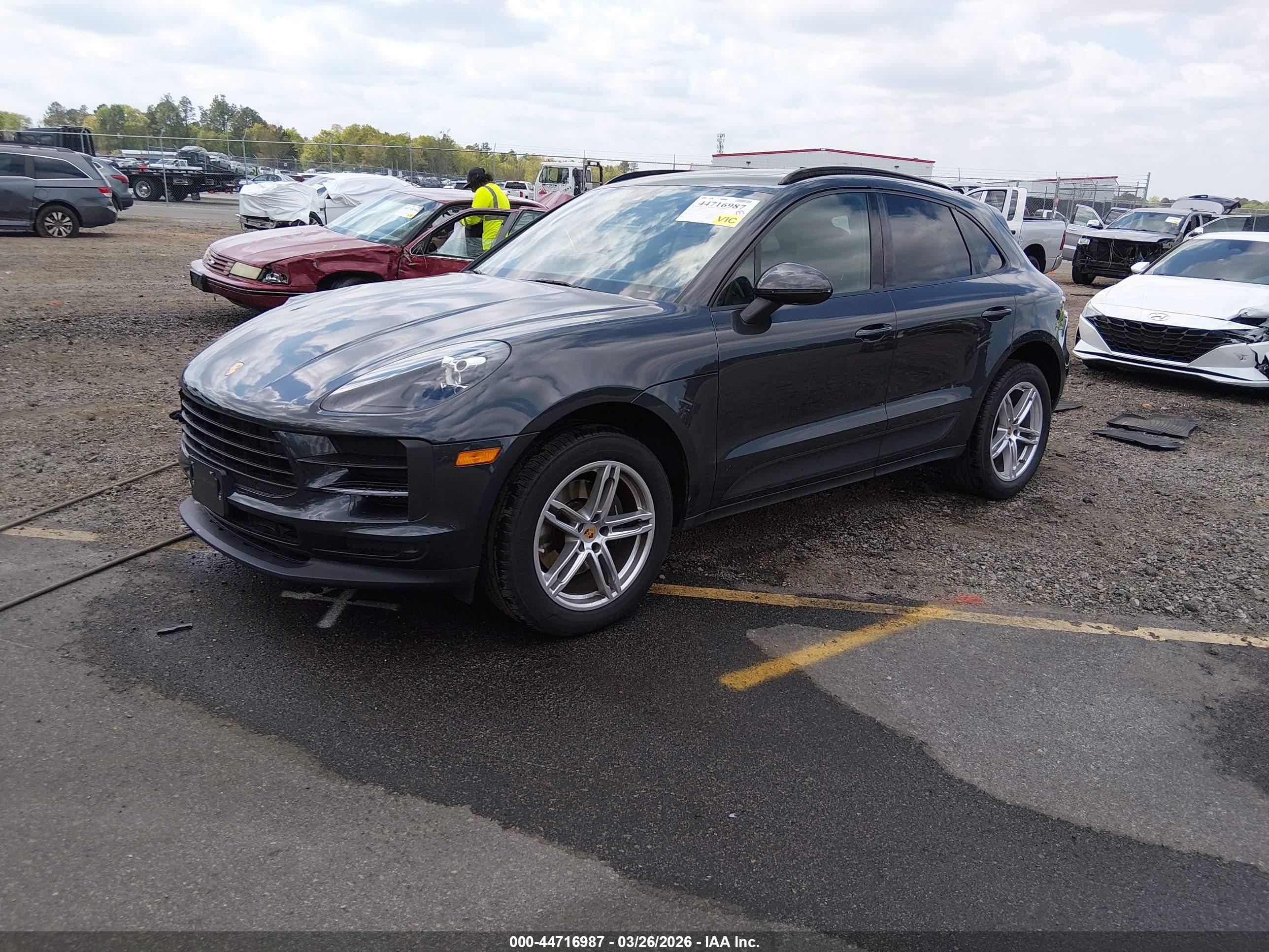 PORSCHE MACAN image 2