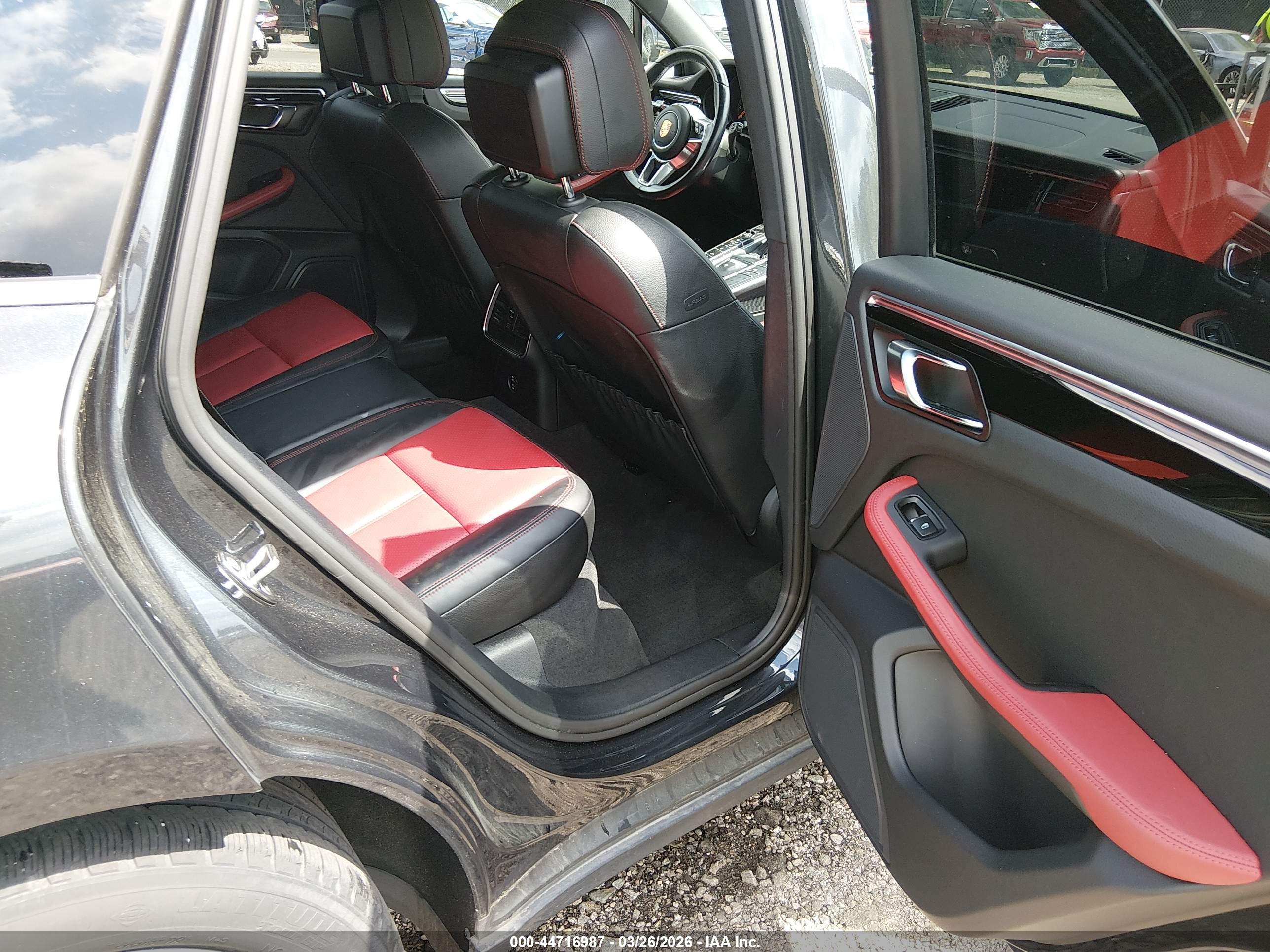 PORSCHE MACAN image 8