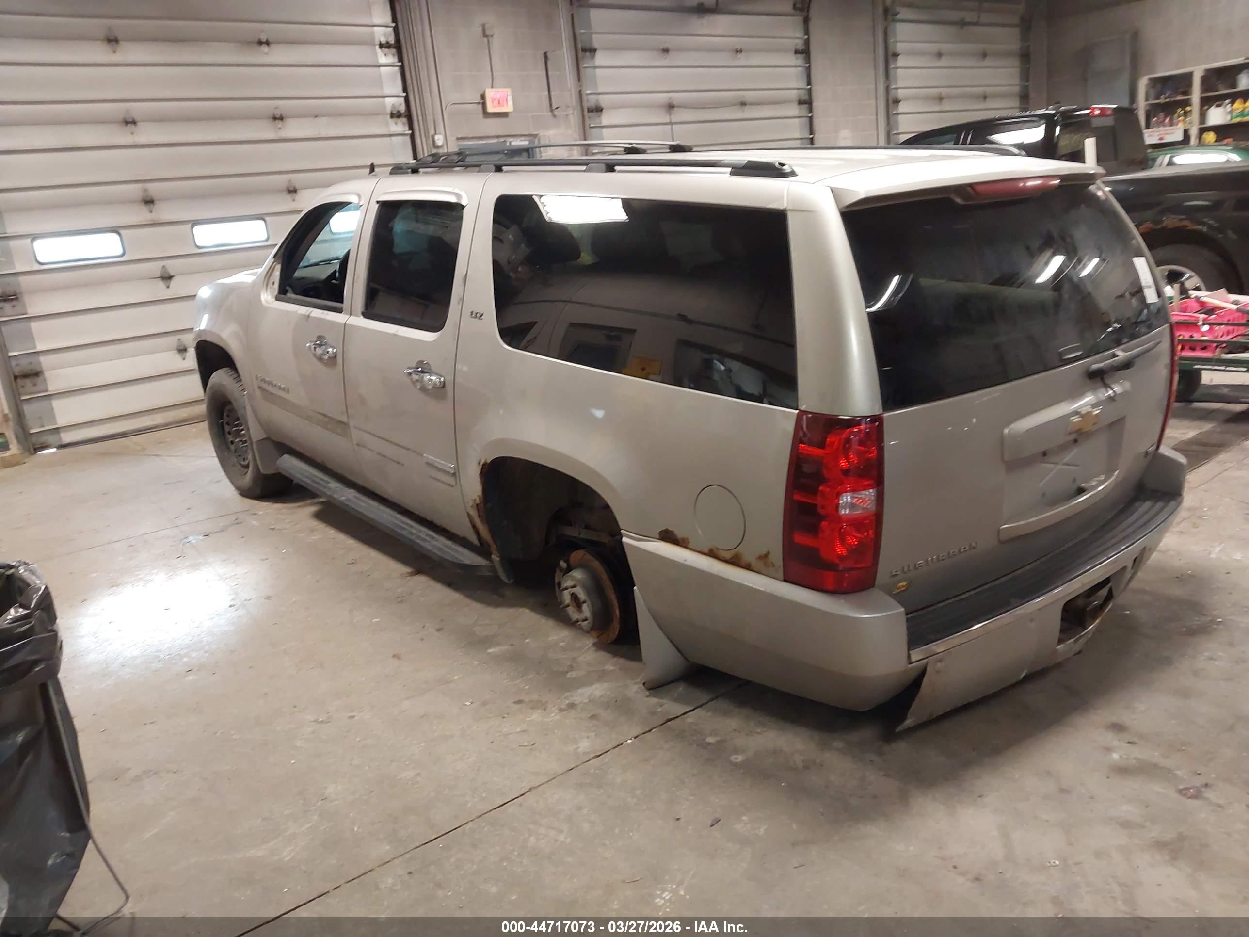 CHEVROLET SUBURBAN image 3
