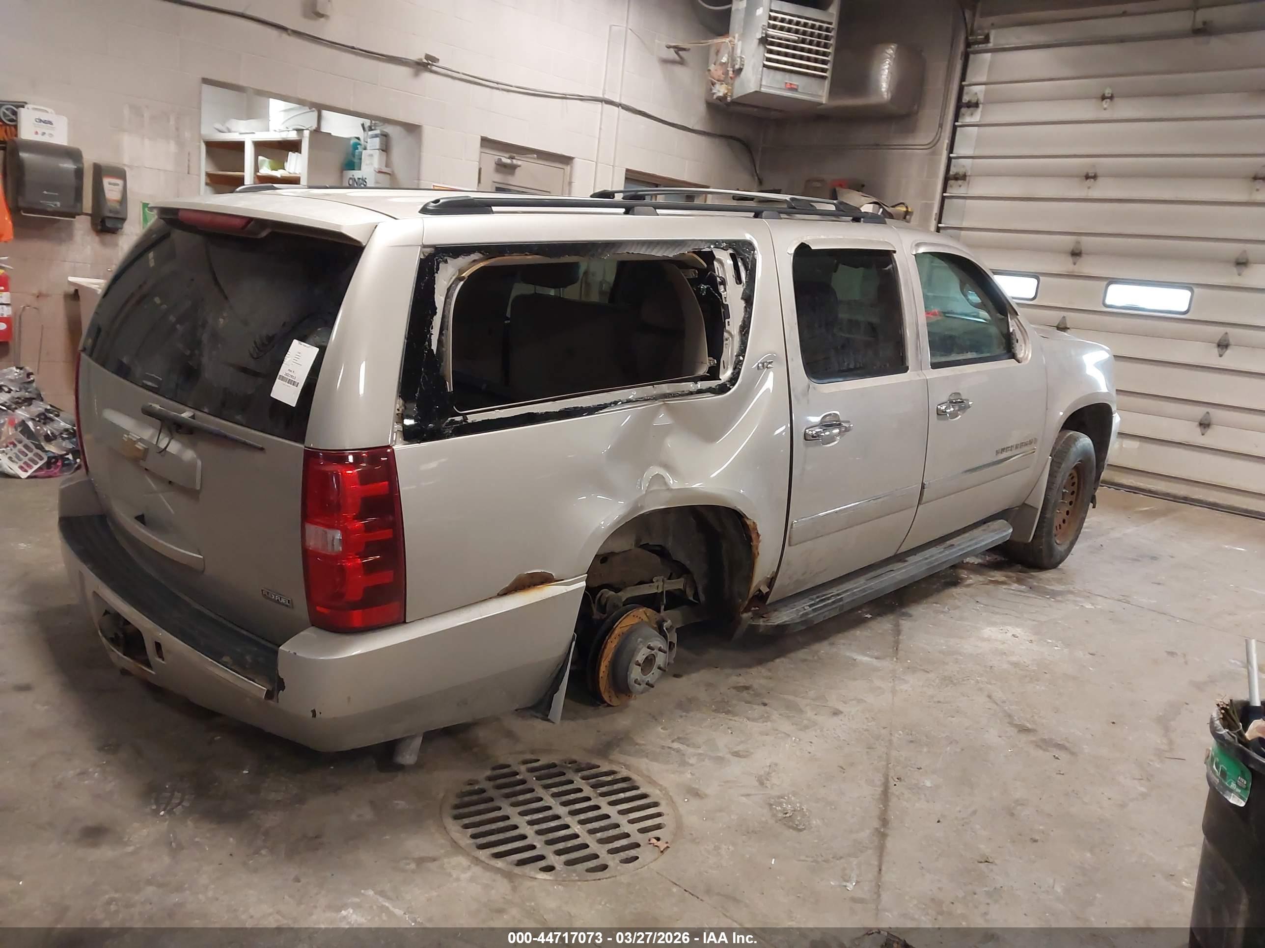 CHEVROLET SUBURBAN image 4