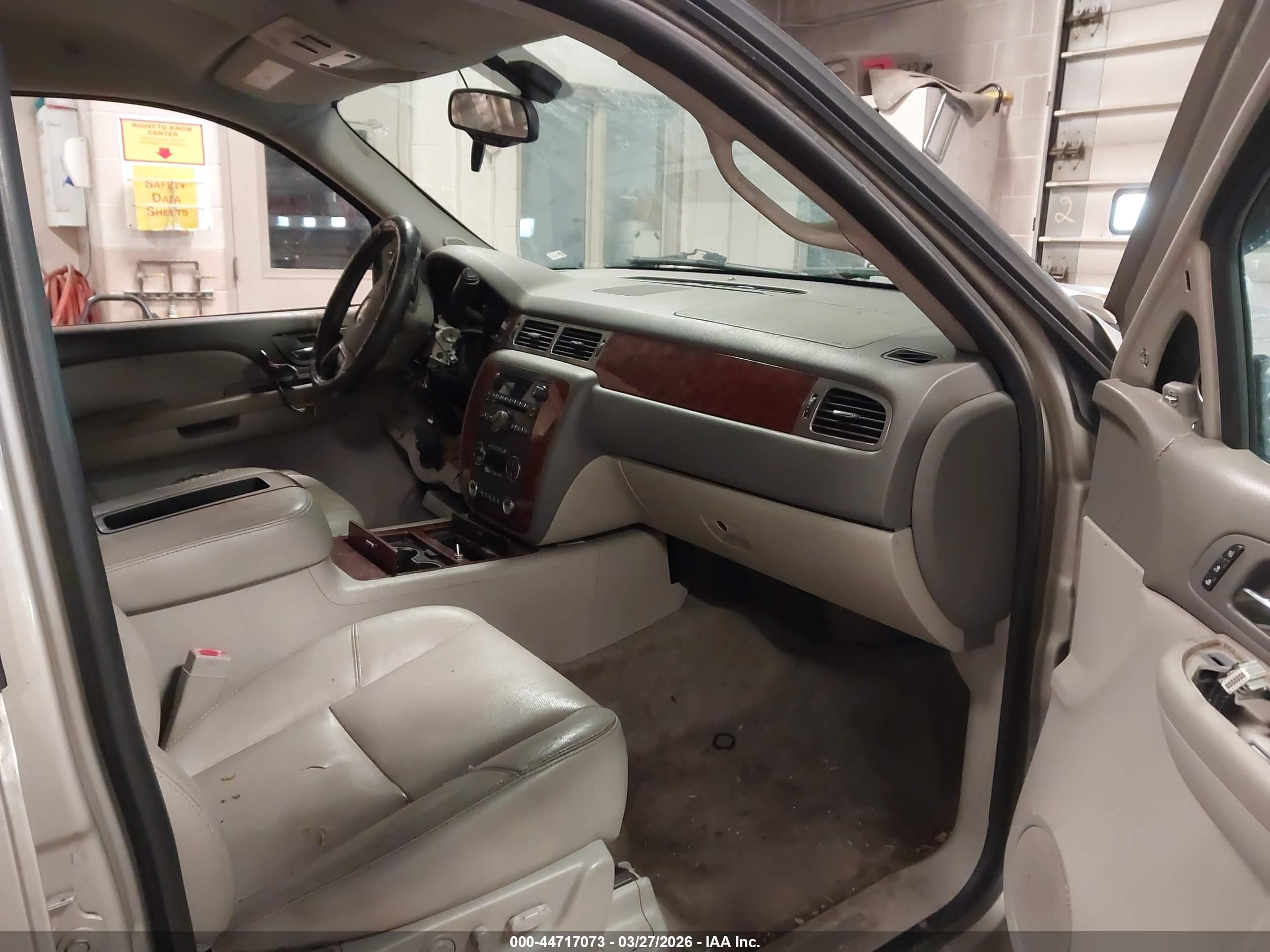 CHEVROLET SUBURBAN image 5