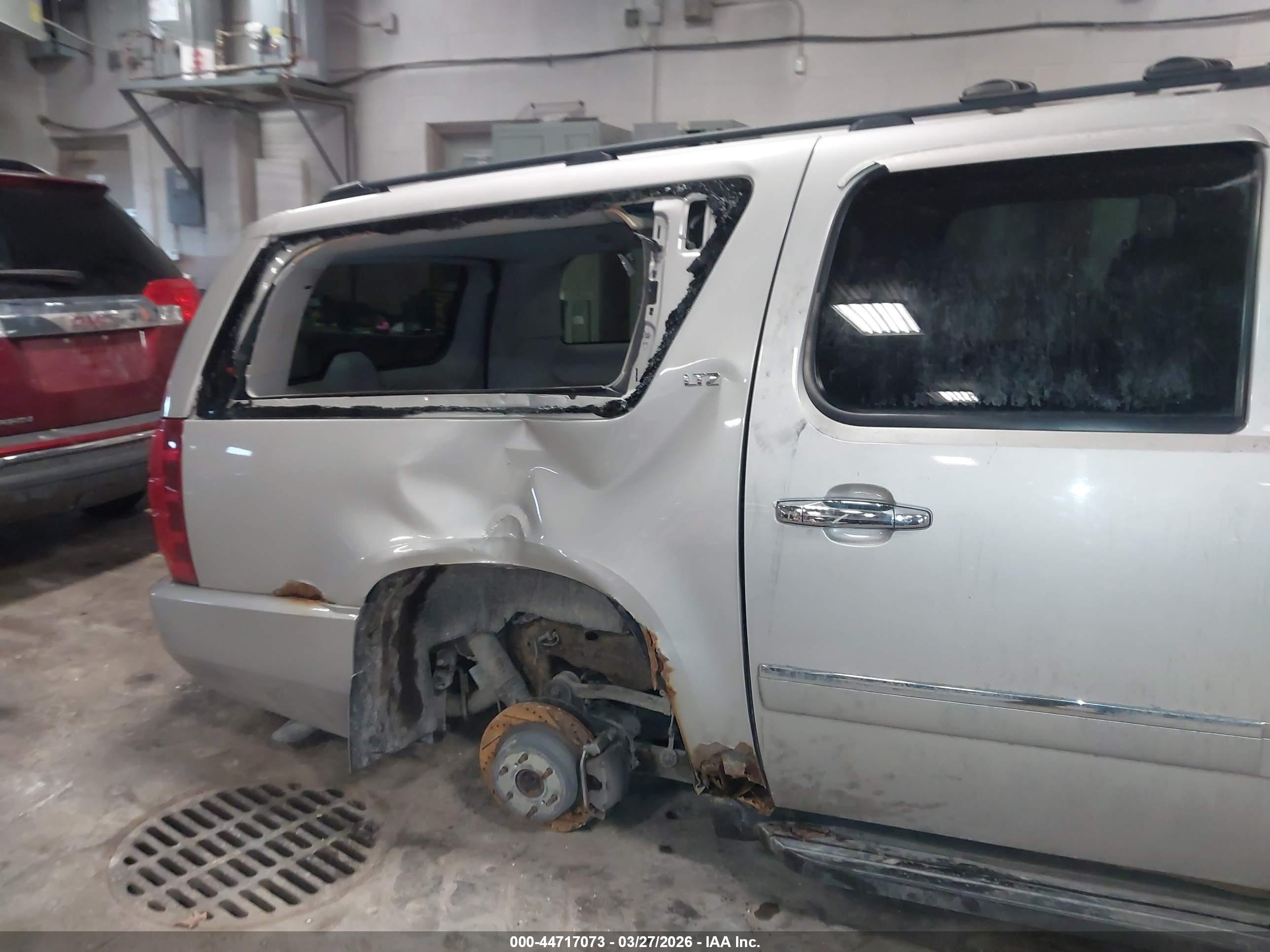 CHEVROLET SUBURBAN image 6