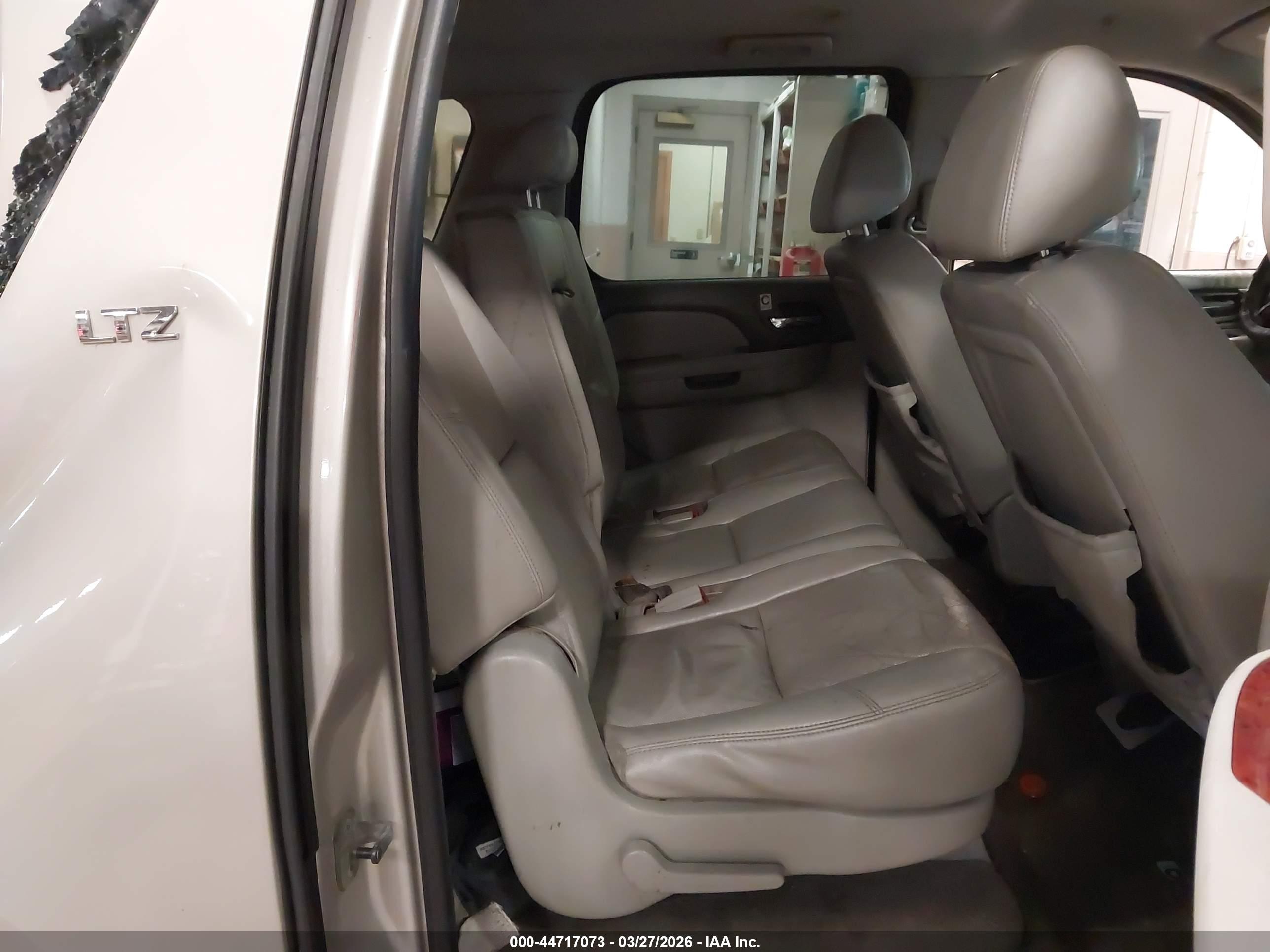 CHEVROLET SUBURBAN image 8