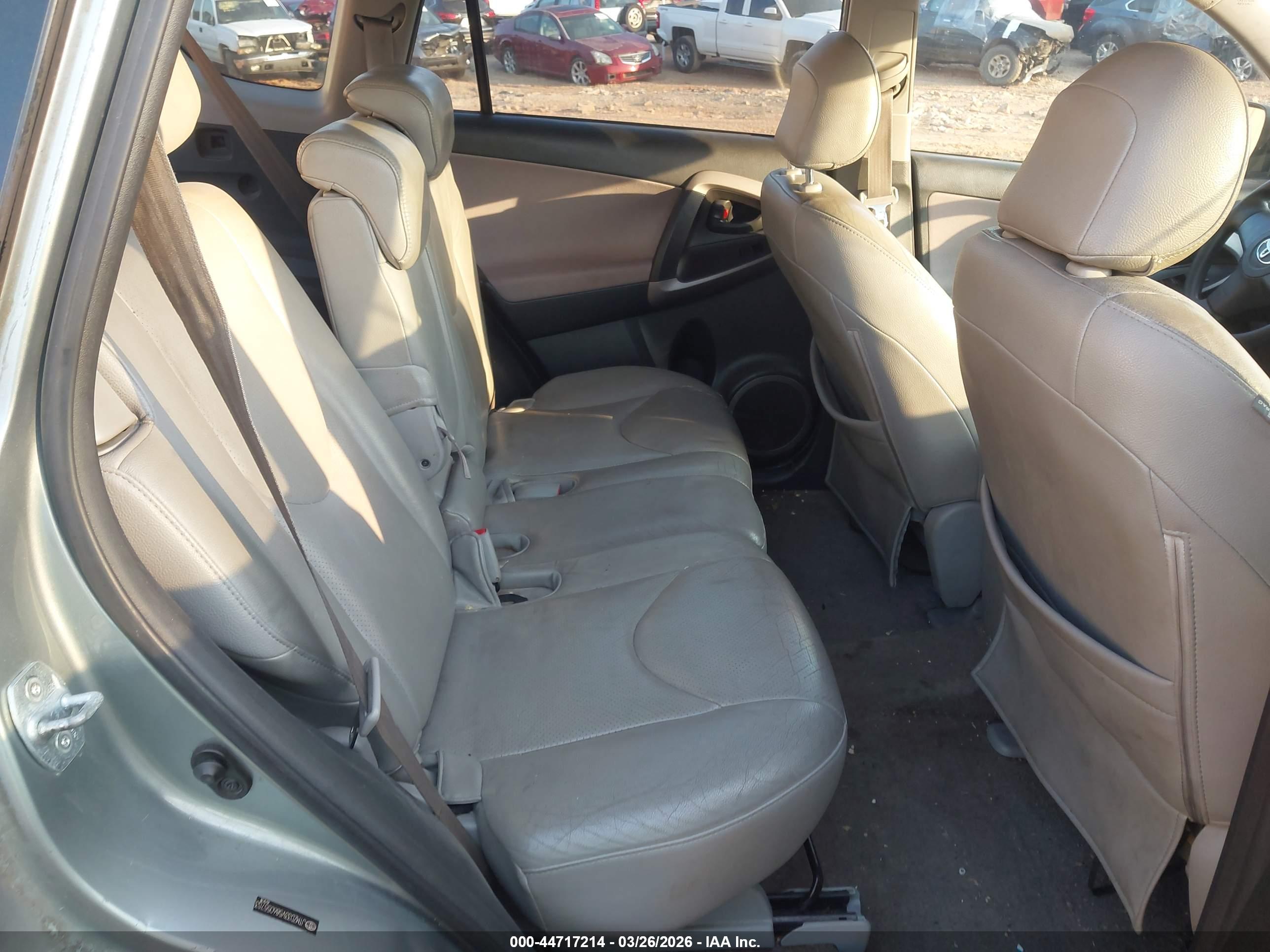 TOYOTA RAV4 image 8