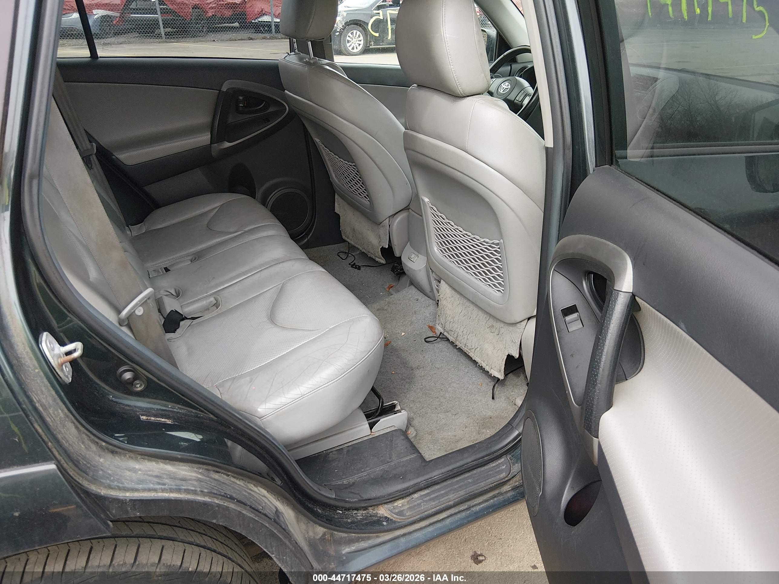 TOYOTA RAV4 image 8