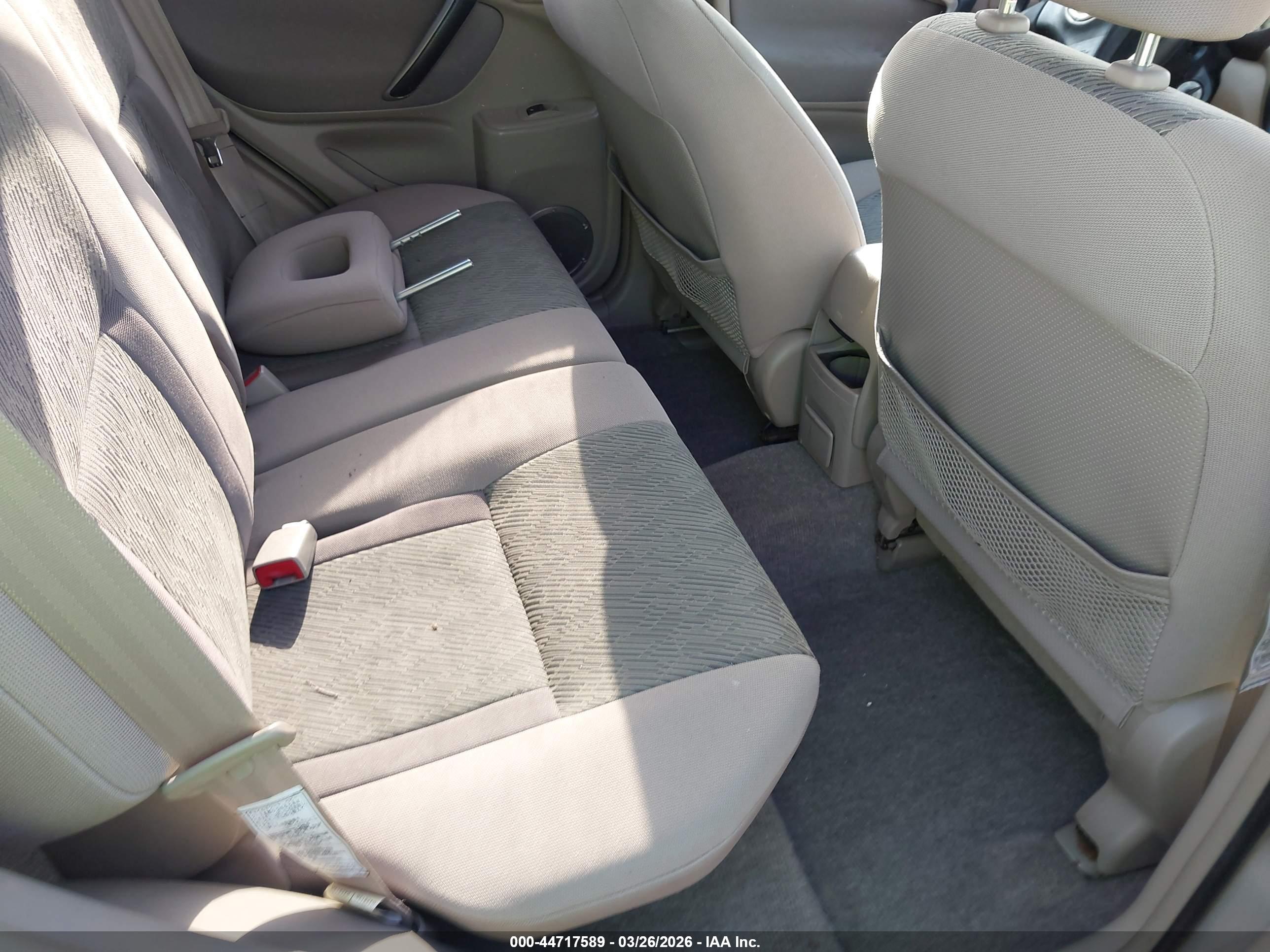 TOYOTA RAV4 image 8